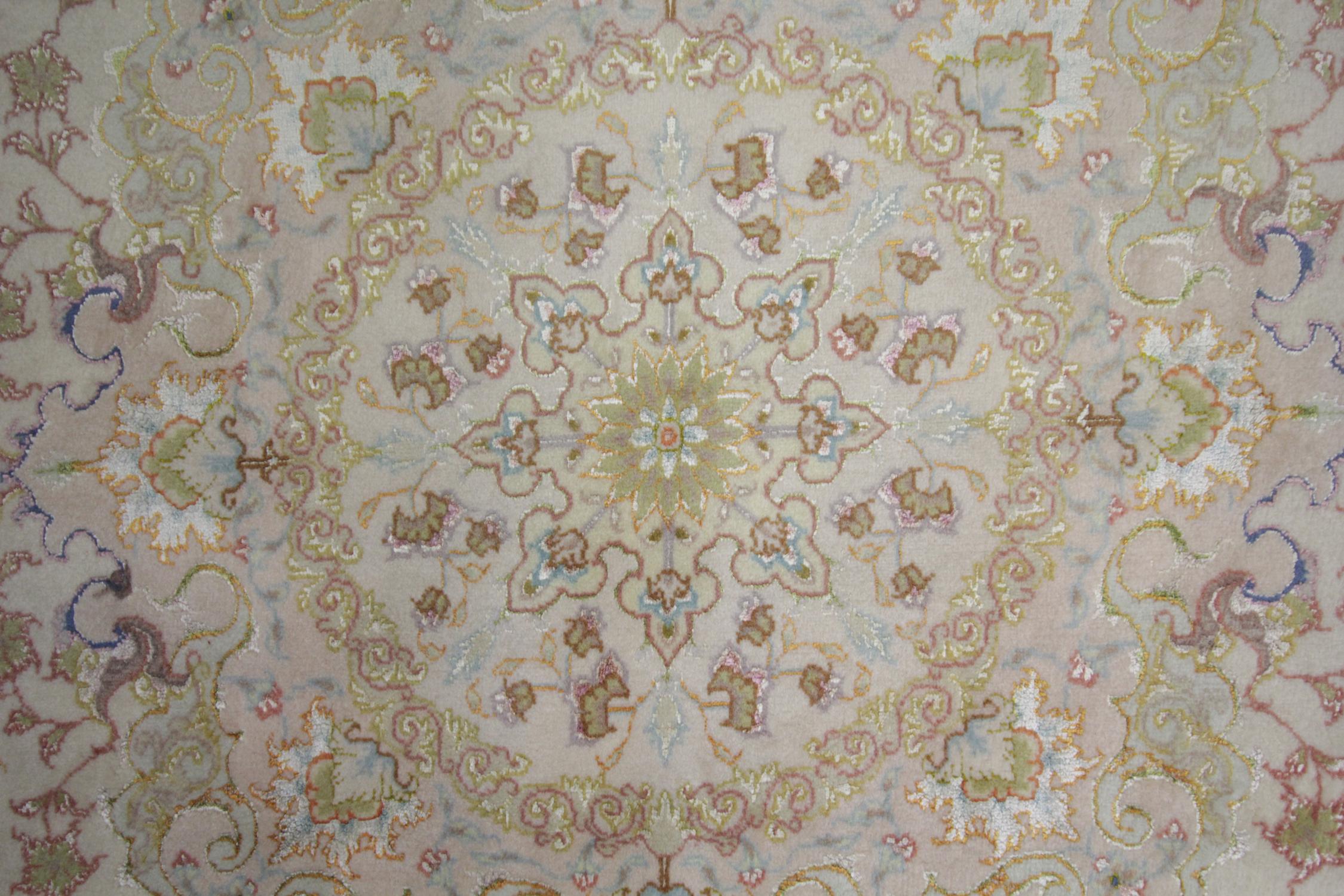 Handgefertigter runder Vintage-Teppich aus Seide, orientalischer türkischer cremefarbener Teppich (Art nouveau) im Angebot