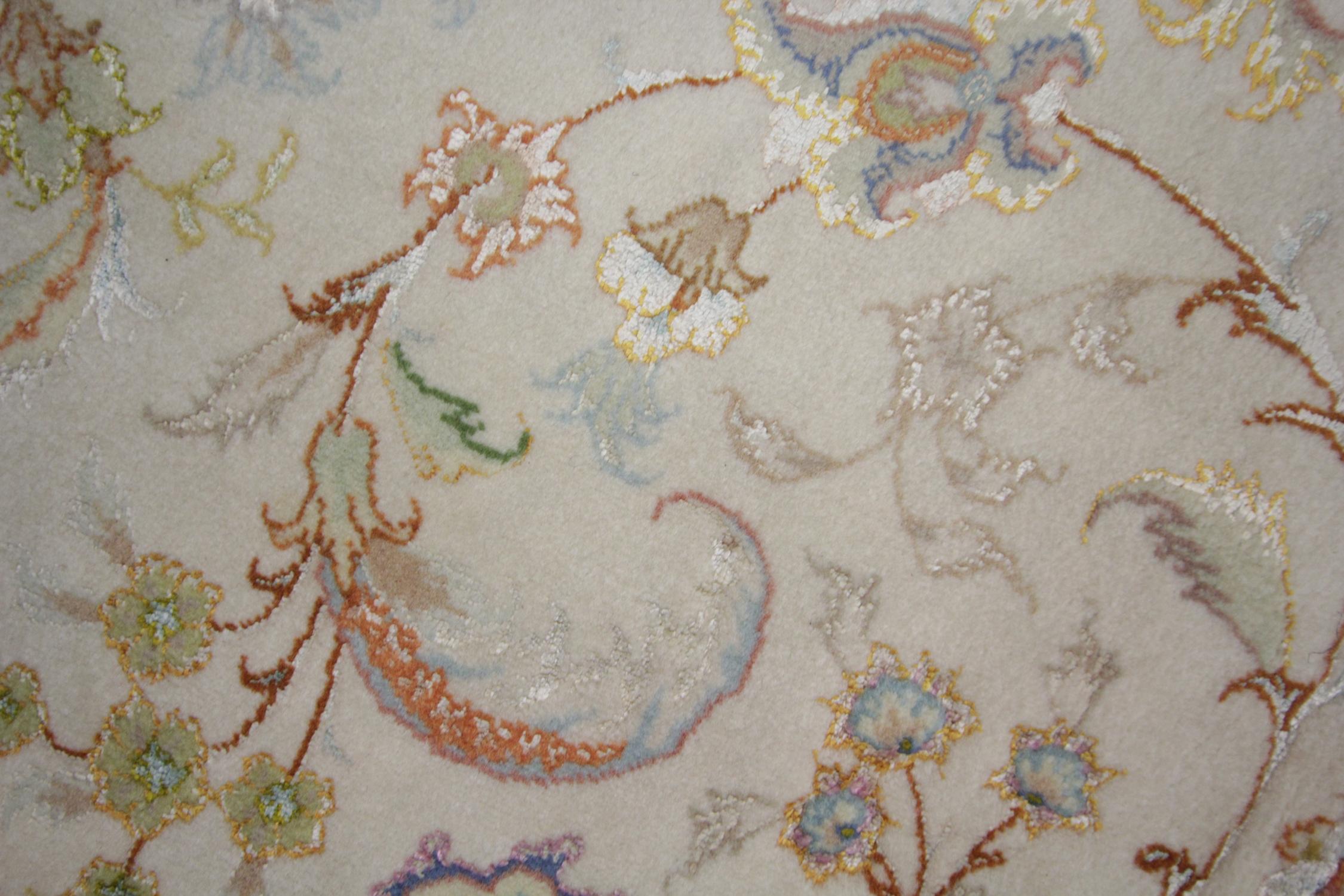 Handgefertigter runder Vintage-Teppich aus Seide, orientalischer türkischer cremefarbener Teppich (Türkisch) im Angebot