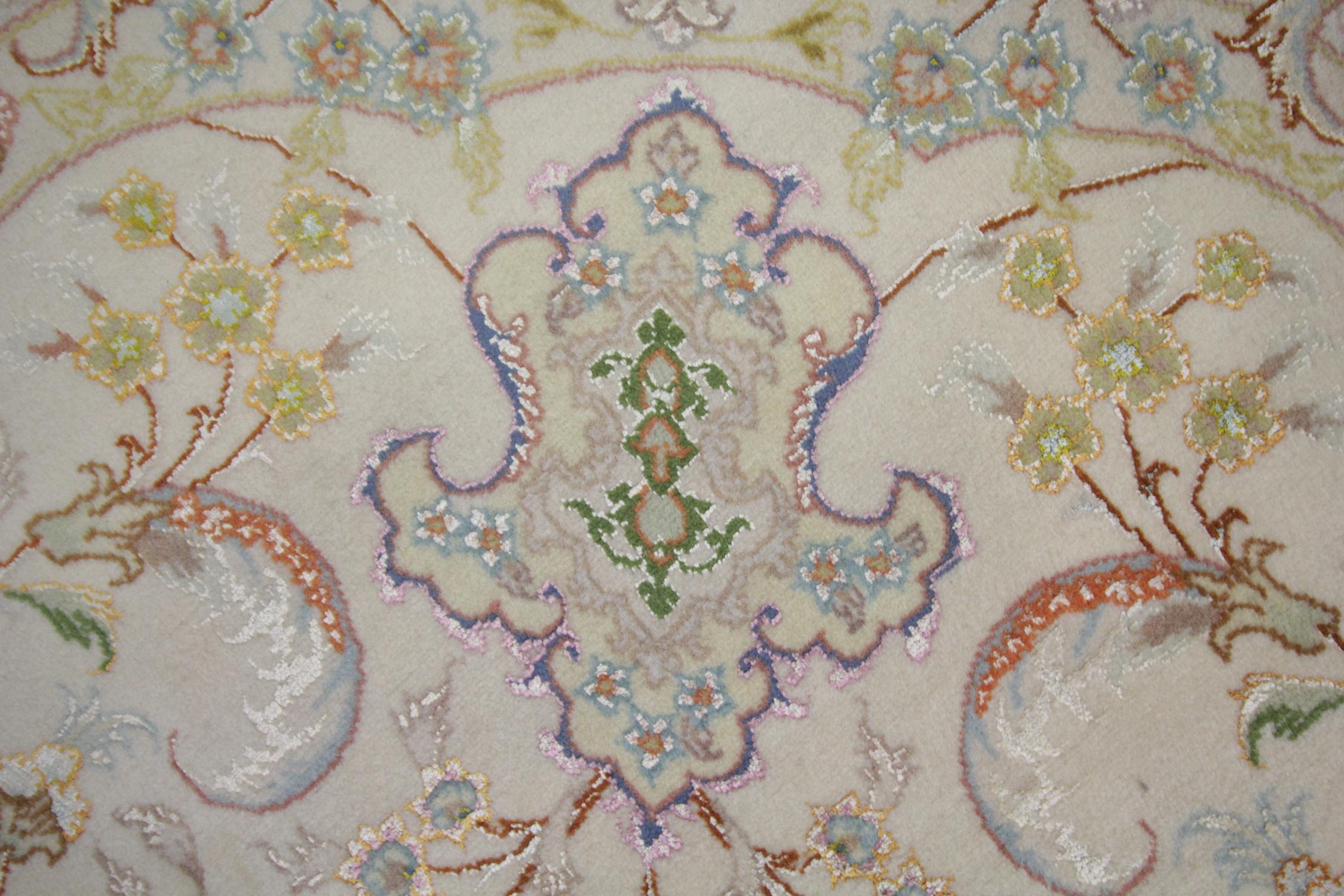Handgefertigter runder Vintage-Teppich aus Seide, orientalischer türkischer cremefarbener Teppich (Pflanzlich gefärbt) im Angebot