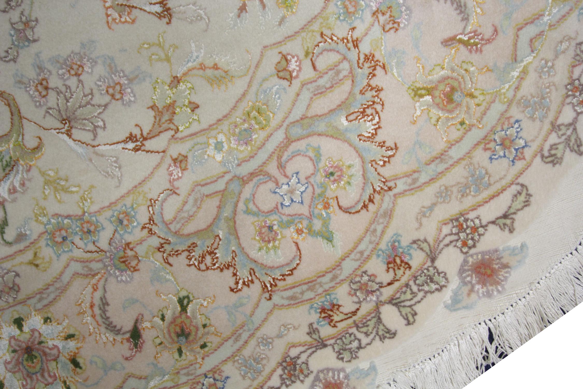 Handgefertigter runder Vintage-Teppich aus Seide, orientalischer türkischer cremefarbener Teppich im Angebot 1