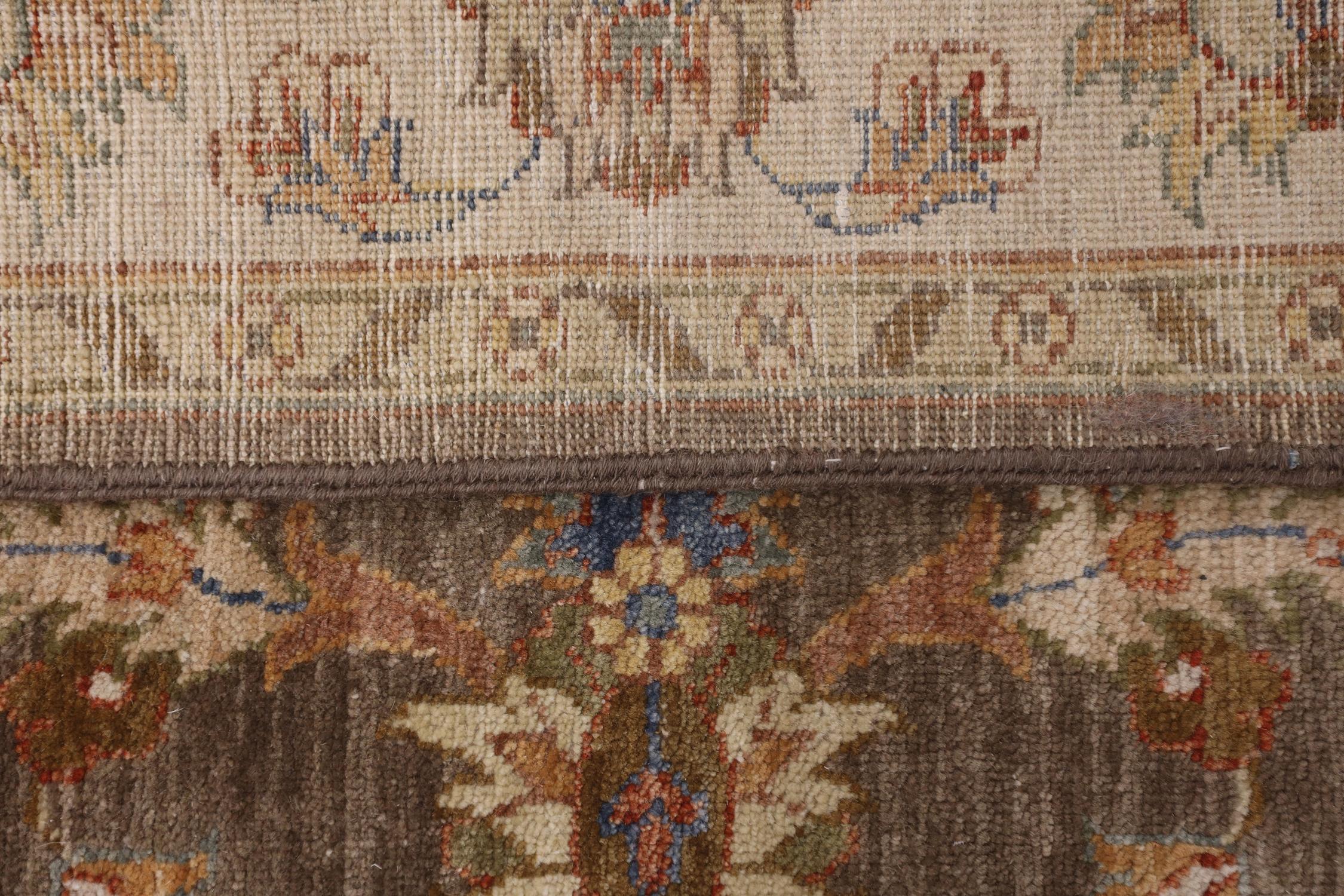 Handgefertigter Ziegler Teppich, traditioneller brauner Teppich aus Wolle (Handgeknüpft) im Angebot