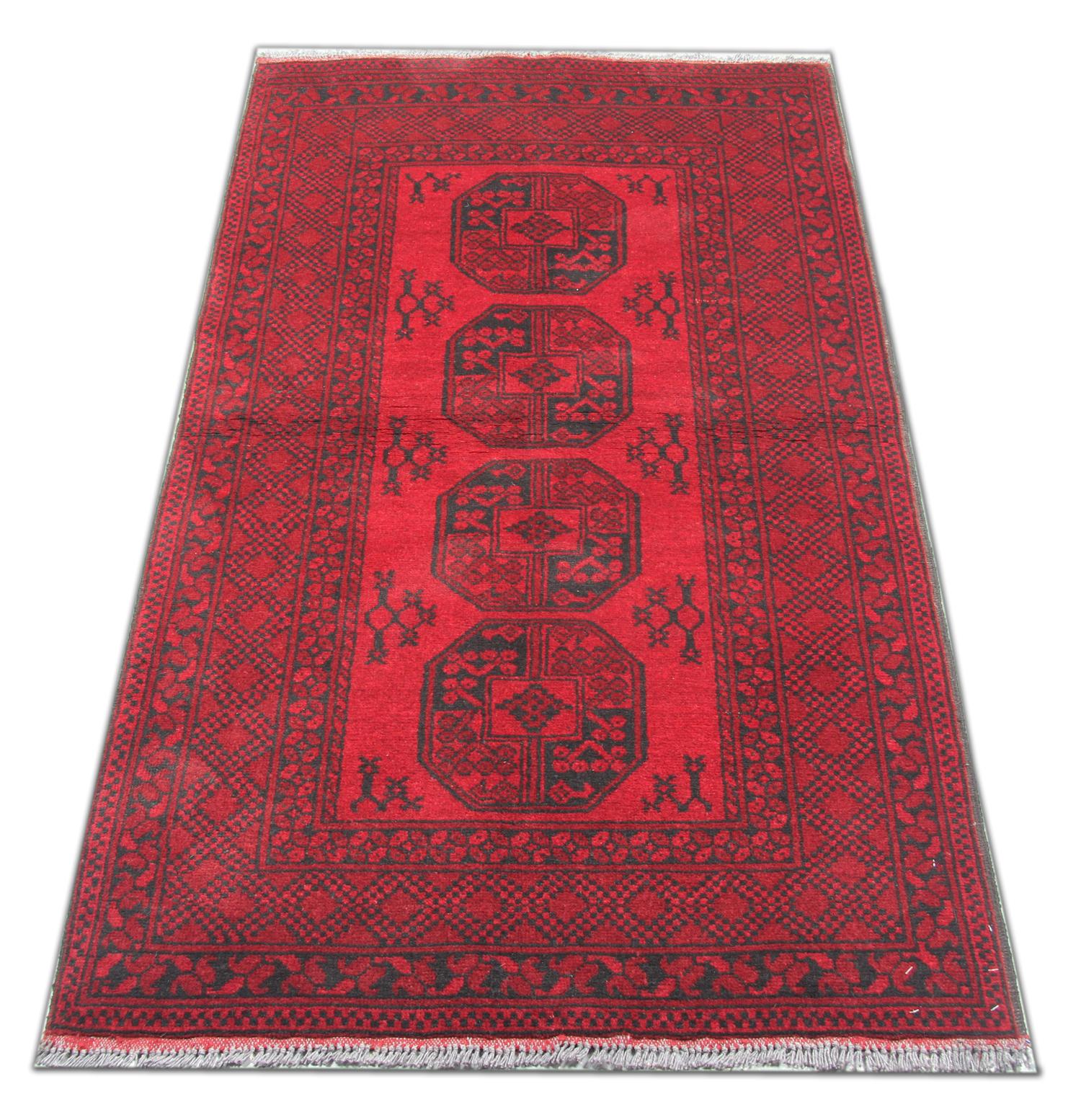 Ce tapis traditionnel Ziegler est l'un de nos tapis les plus luxueux fabriqués sur des métiers à tisser par des maîtres tisserands de tapis afghans. Ce tapis crème est fabriqué avec de la laine filée à la main, la couleur provenant de teintures