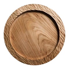 Grand plateau circulaire en bois sculpté et fait à la main, naturel, en stock