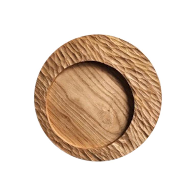 Petit plateau circulaire en bois sculpté et fait à la main, naturel, en stock