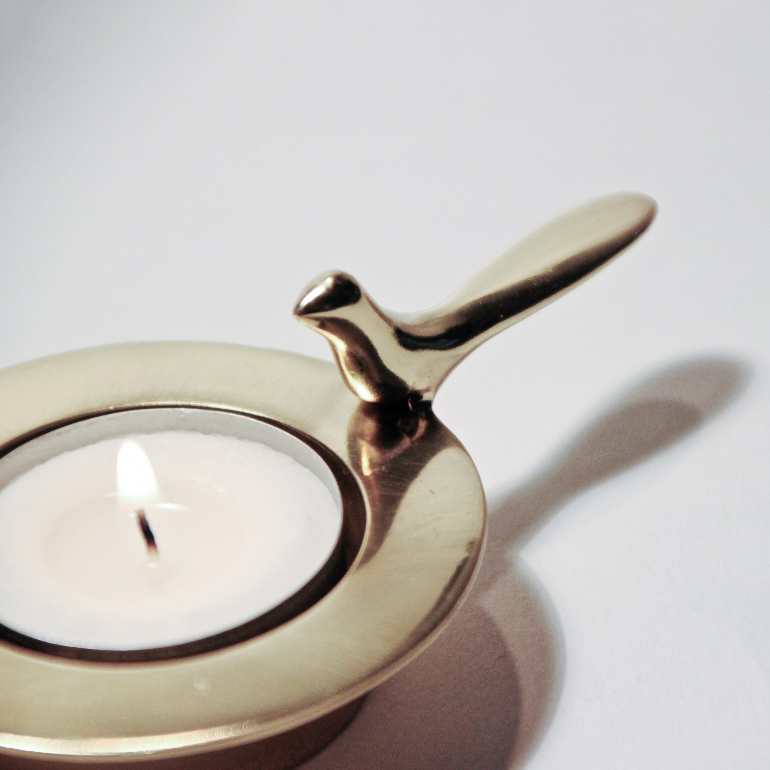 Ognuno di questi originali ed eleganti portalampada in ottone è fatto a mano singolarmente. Fusi con tecniche molto tradizionali, vengono lucidati per rivelare la lussuosa finitura del materiale.

Lievi variazioni nella patina e nelle finiture