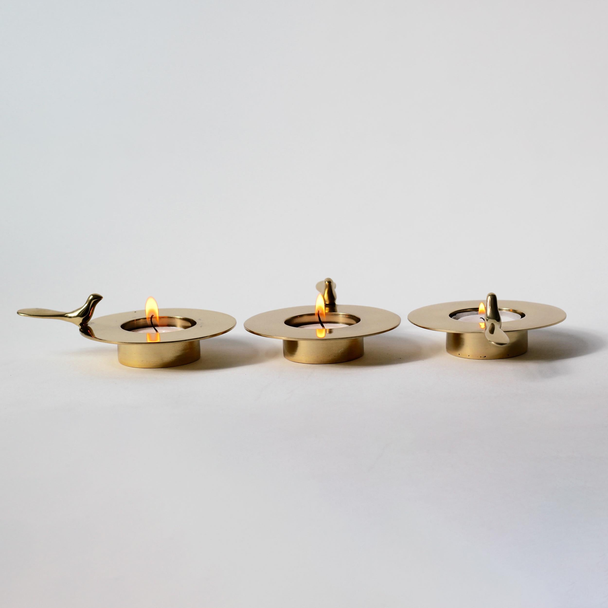 Organico moderno Portacandele a T per uccelli in ottone fuso fatto a mano con finitura lucida in vendita