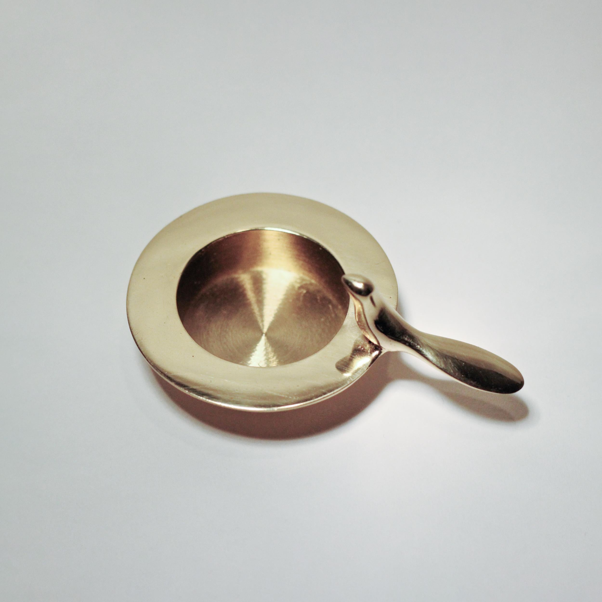 Indiano Portacandele a T per uccelli in ottone fuso fatto a mano con finitura lucida in vendita