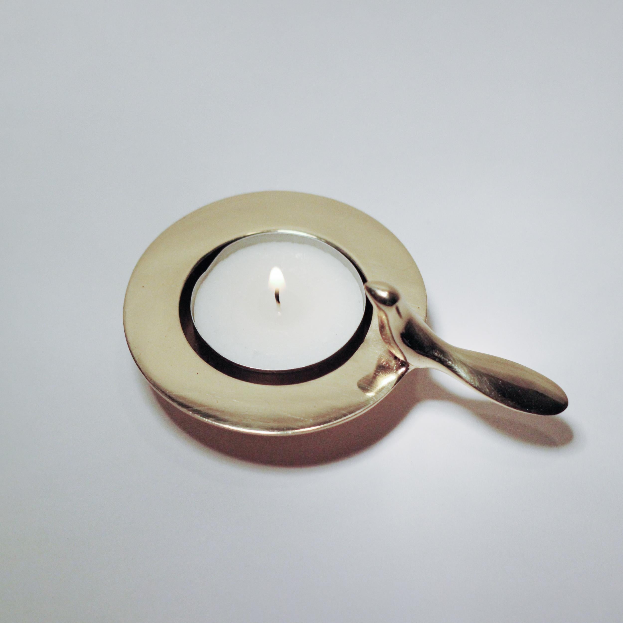 Lucidato Portacandele a T per uccelli in ottone fuso fatto a mano con finitura lucida in vendita