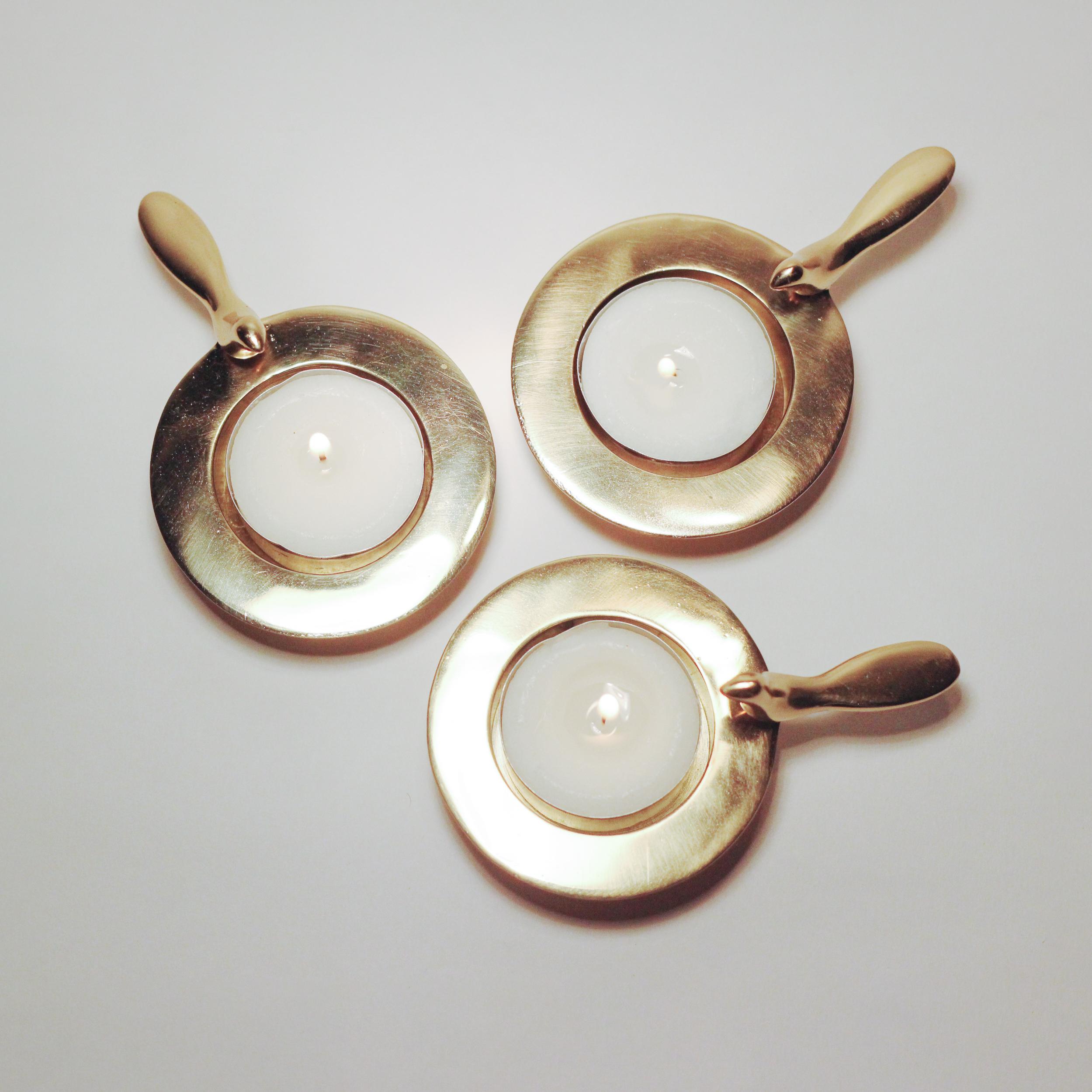 Portacandele a T per uccelli in ottone fuso fatto a mano con finitura lucida In condizioni Nuovo in vendita a London, London