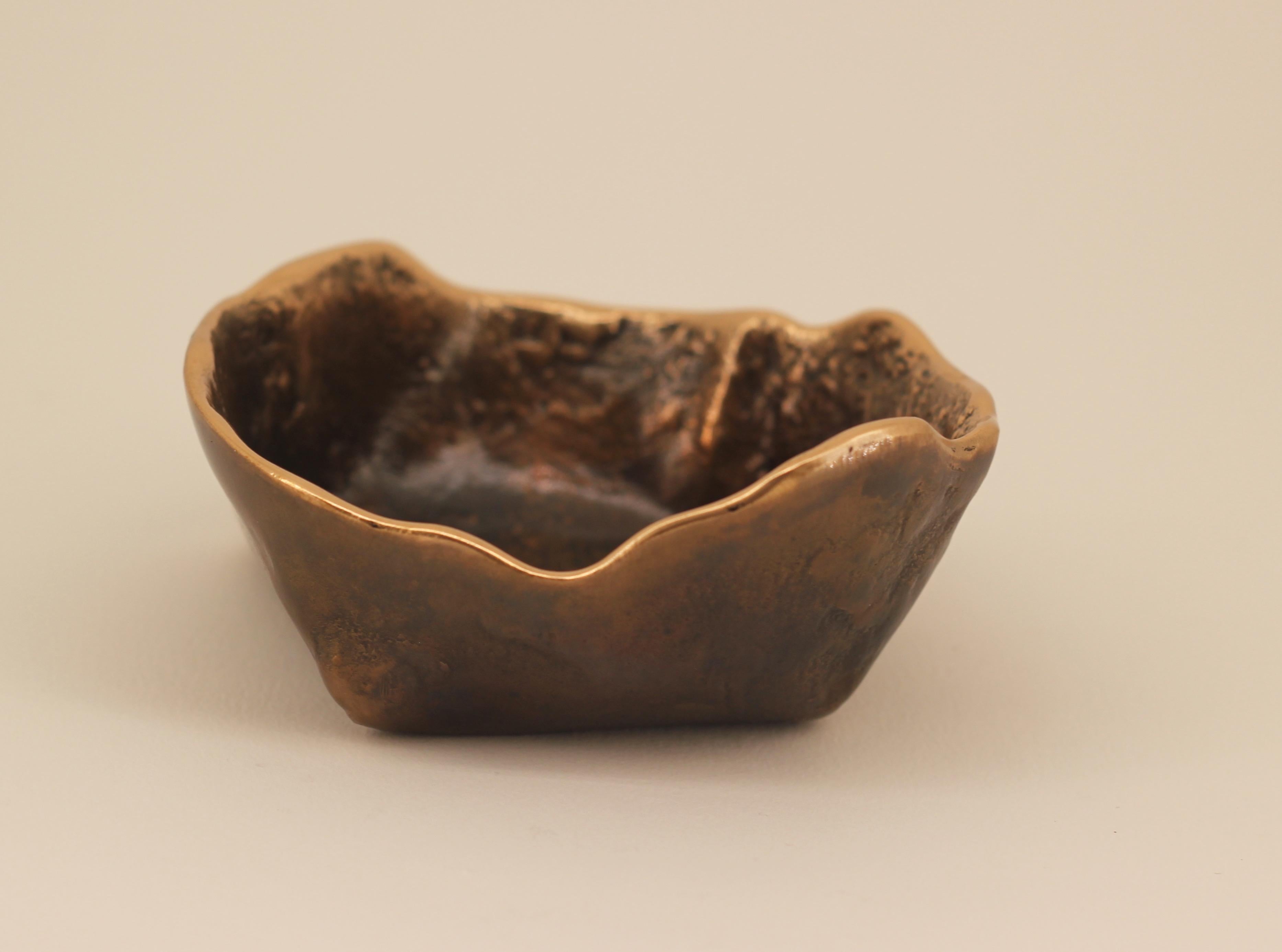 Handmade Cast Bronze Bowl Inspired by Wabi-Sabi, Vide-Poche (Organische Moderne)