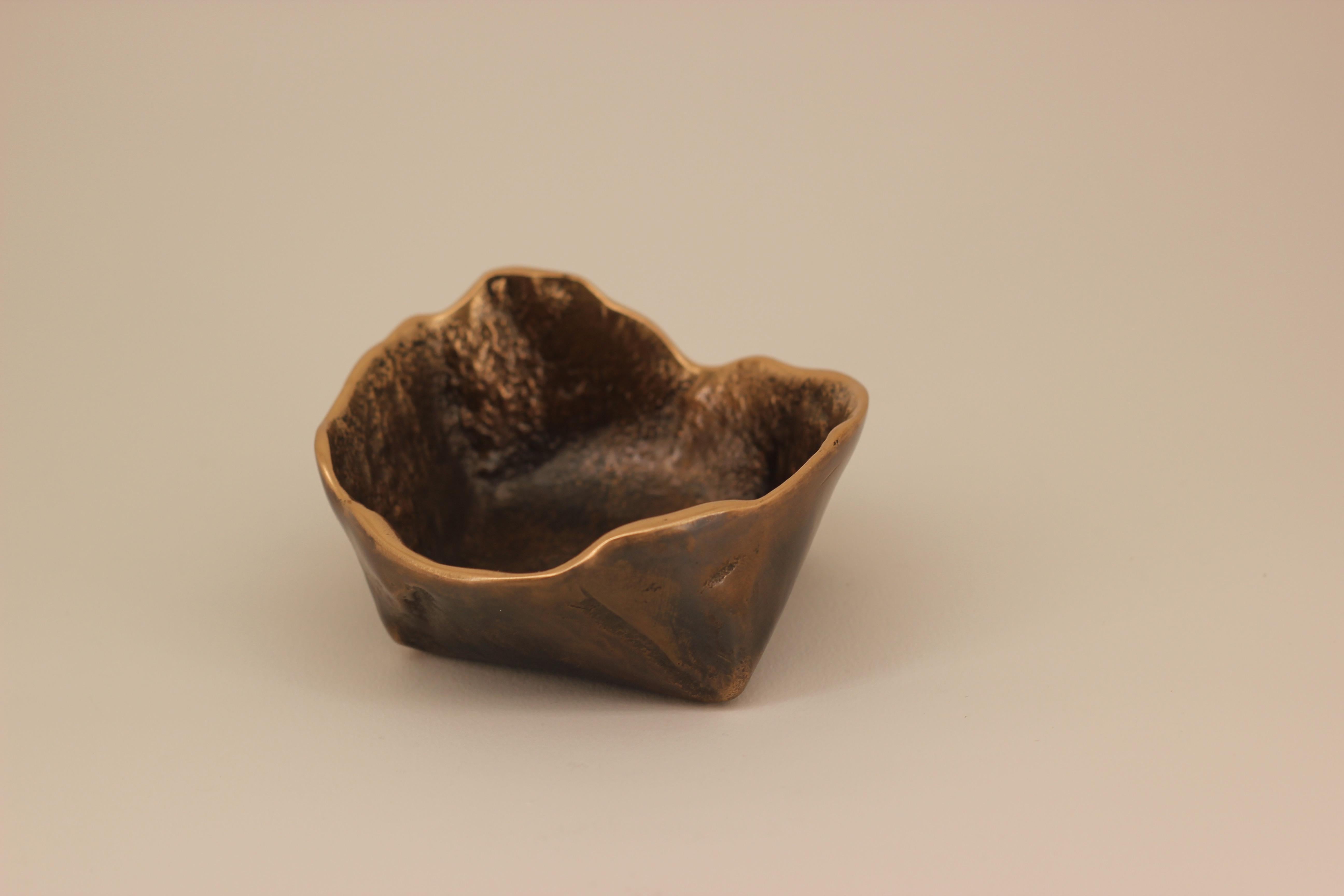 Handmade Cast Bronze Bowl Inspired by Wabi-Sabi, Vide-Poche (Patiniert)