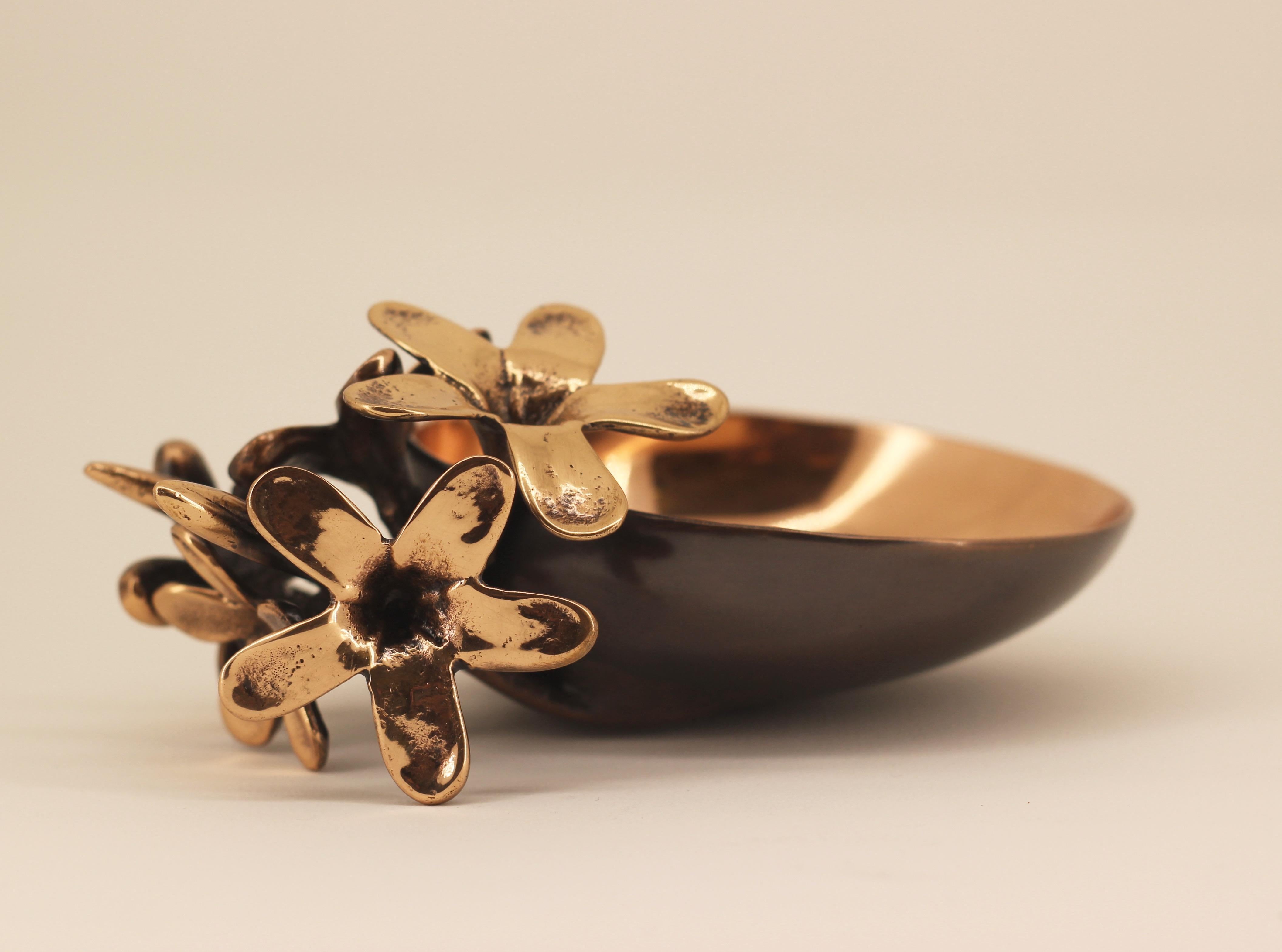 Handmade Cast Bronze Bowl with Flowers, Vide-Poche (Organische Moderne)