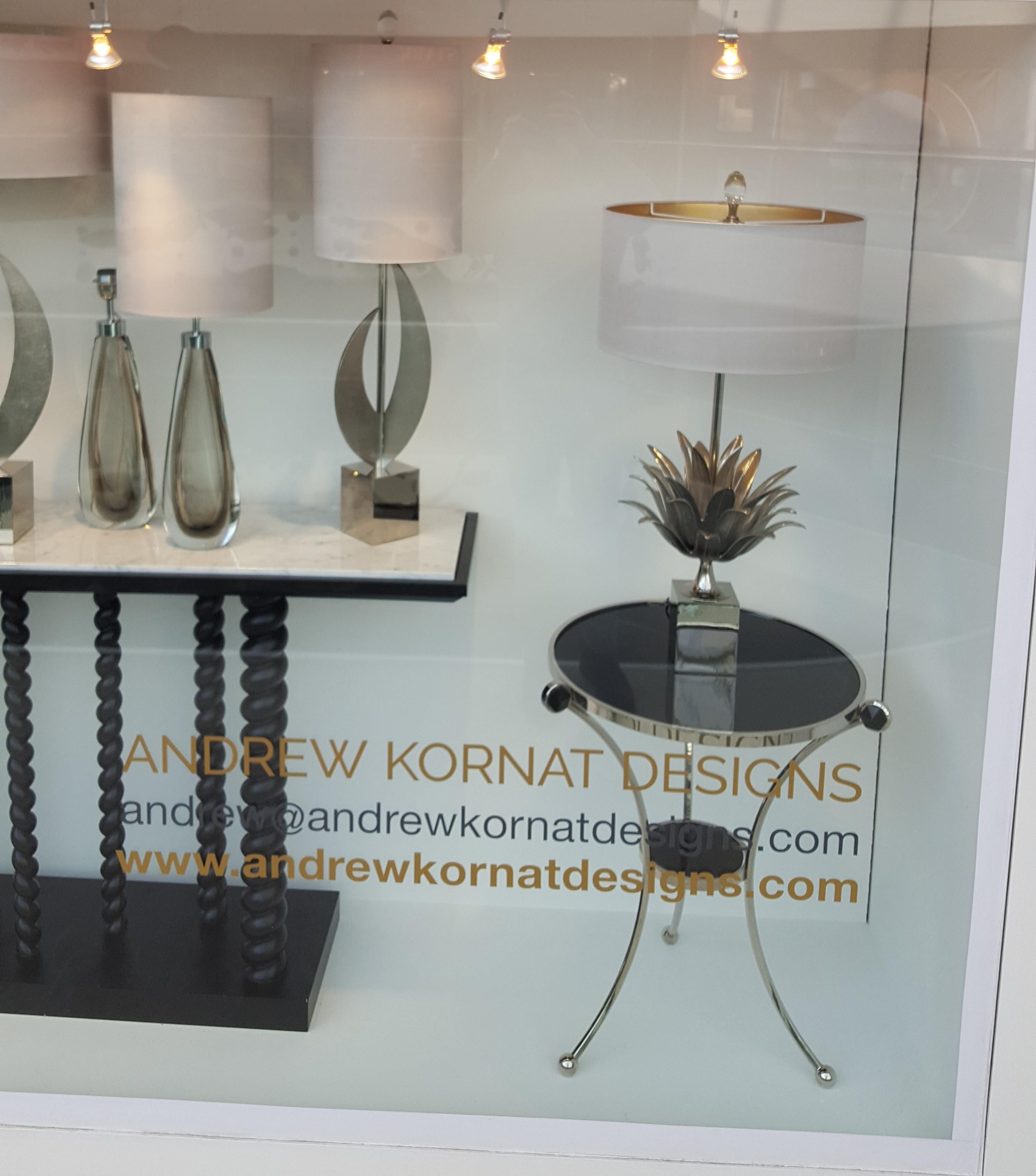 Table d'appoint en bronze coulé à la main en nickel poli avec verre noir en vente 2