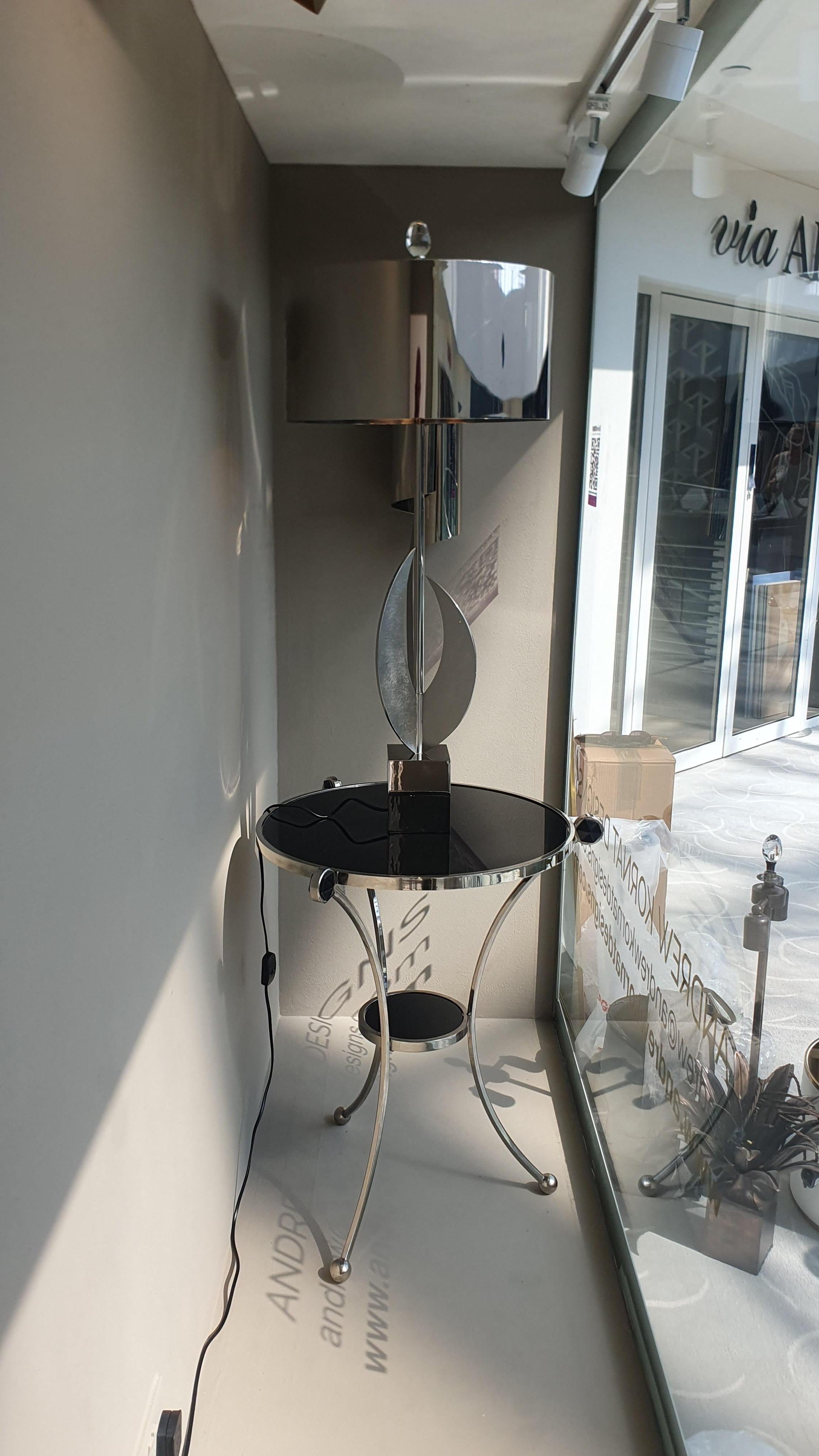 Table d'appoint en bronze coulé à la main en nickel poli avec verre noir en vente 3