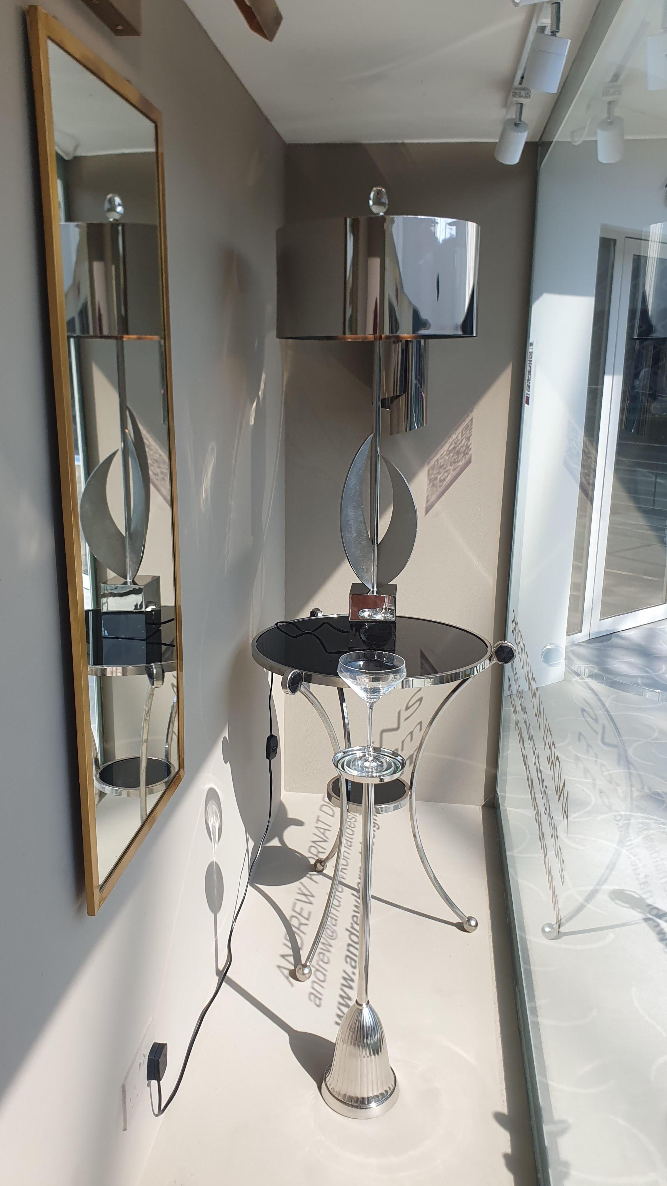 Table d'appoint en bronze coulé à la main en nickel poli avec verre noir en vente 4