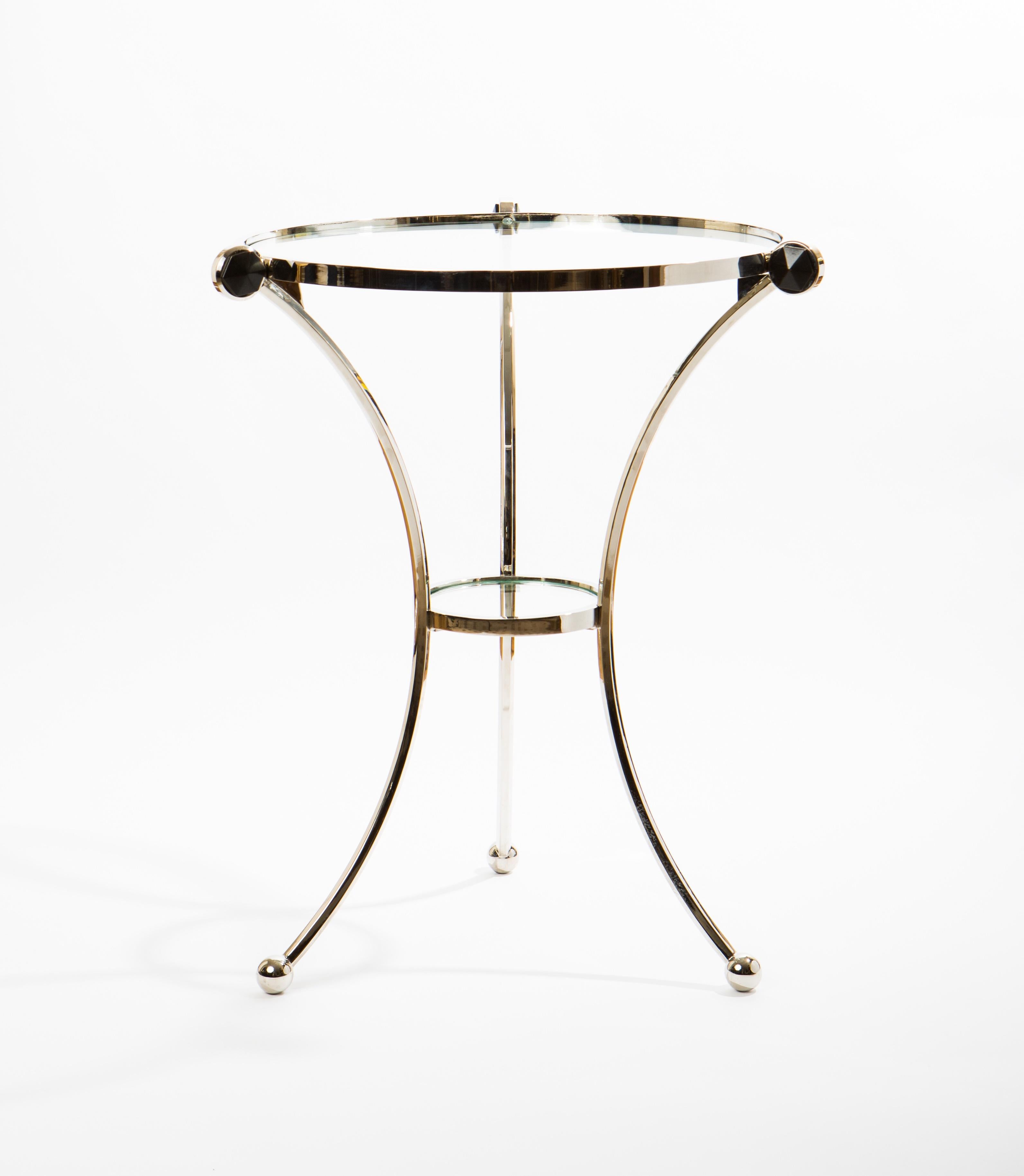 La table d'appoint Hex est fabriquée à la main à Florence, en Italie, pour Andrew Kornat Designs, mettant en valeur les compétences exceptionnelles des maîtres bronziers de cette ville manufacturière historique.

Nommée Hex en raison de tous les
