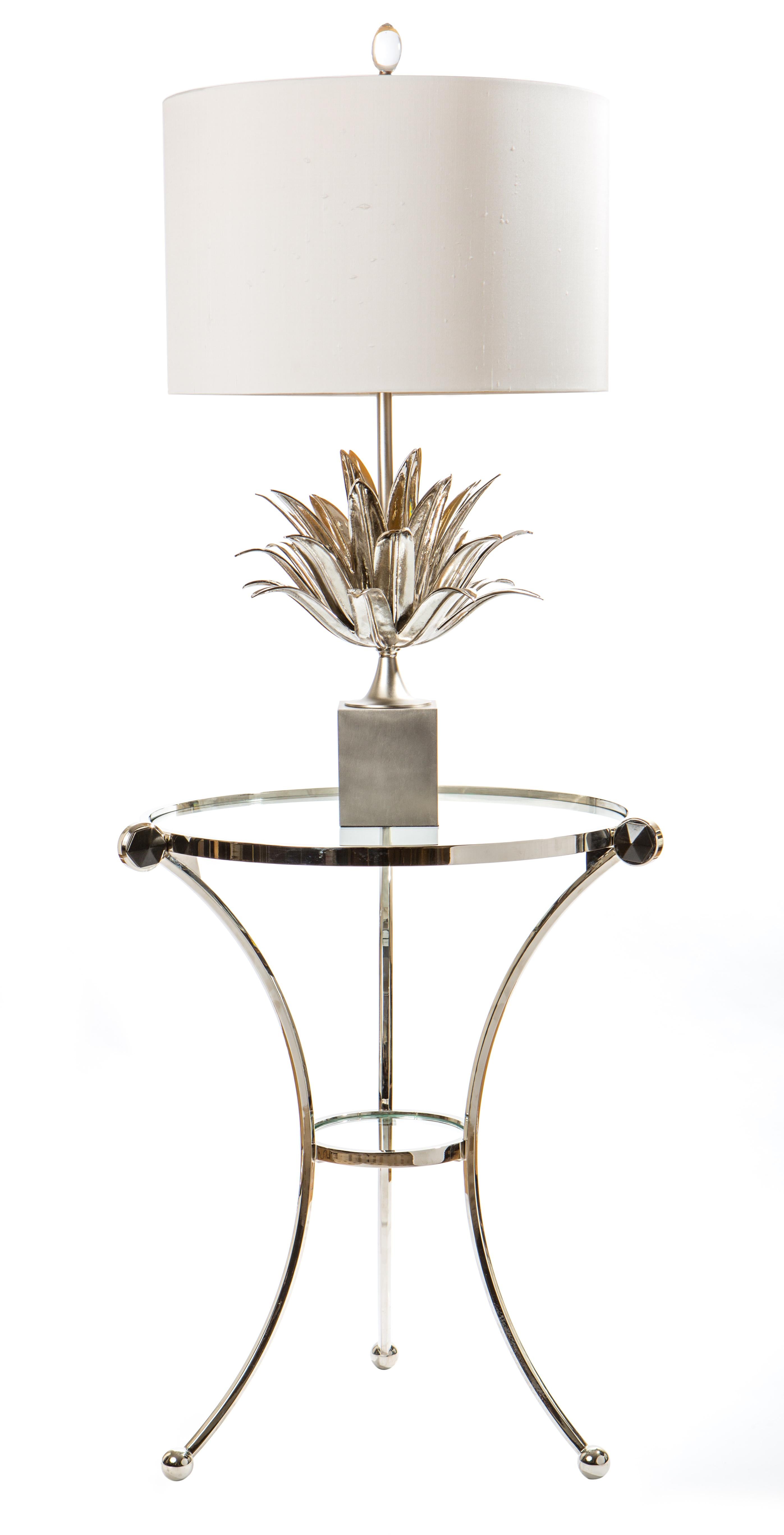 Hollywood Regency Table d'appoint en bronze coulé à la main en nickel poli avec verre noir en vente