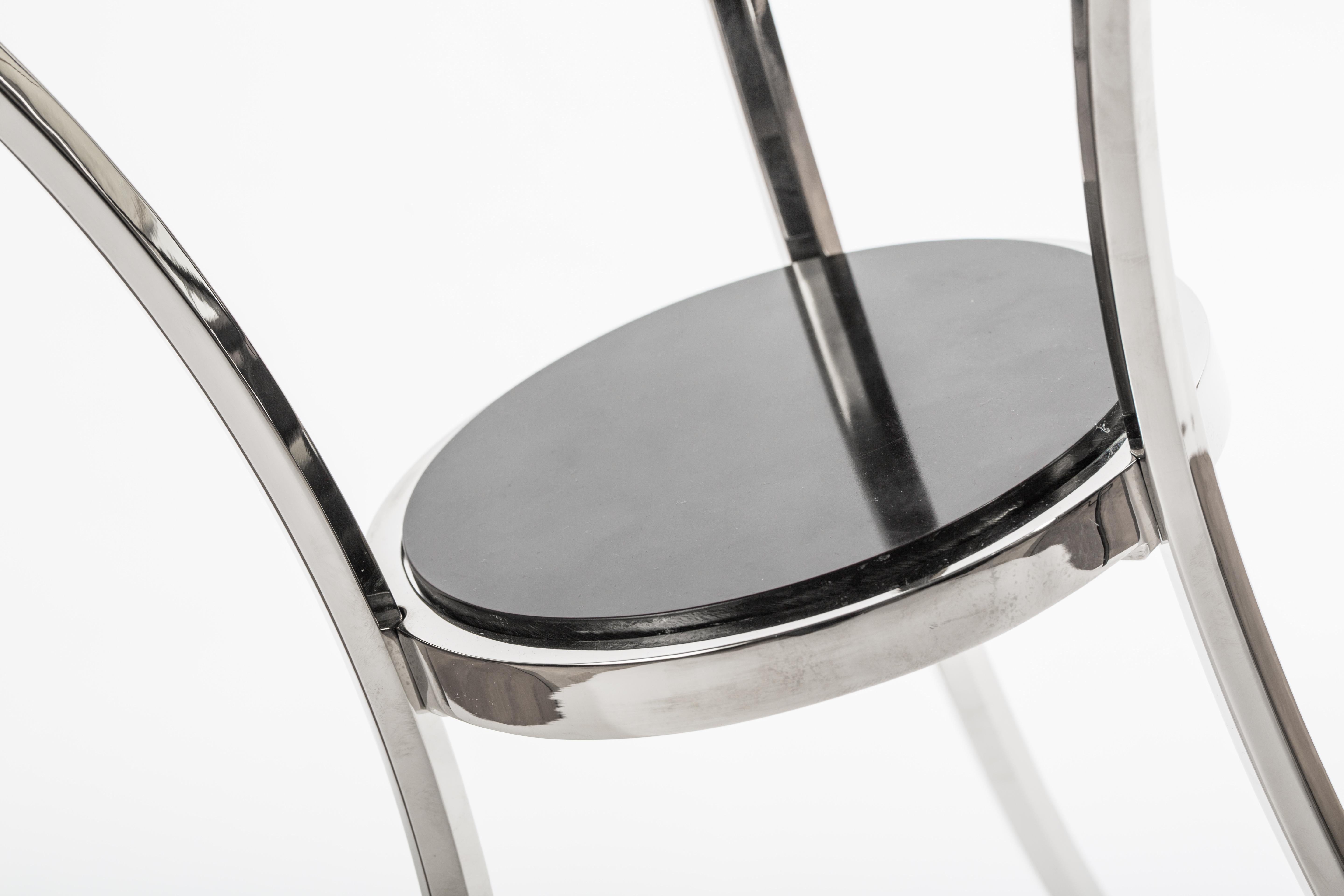 Moulage Table d'appoint en bronze coulé à la main en nickel poli avec verre noir en vente