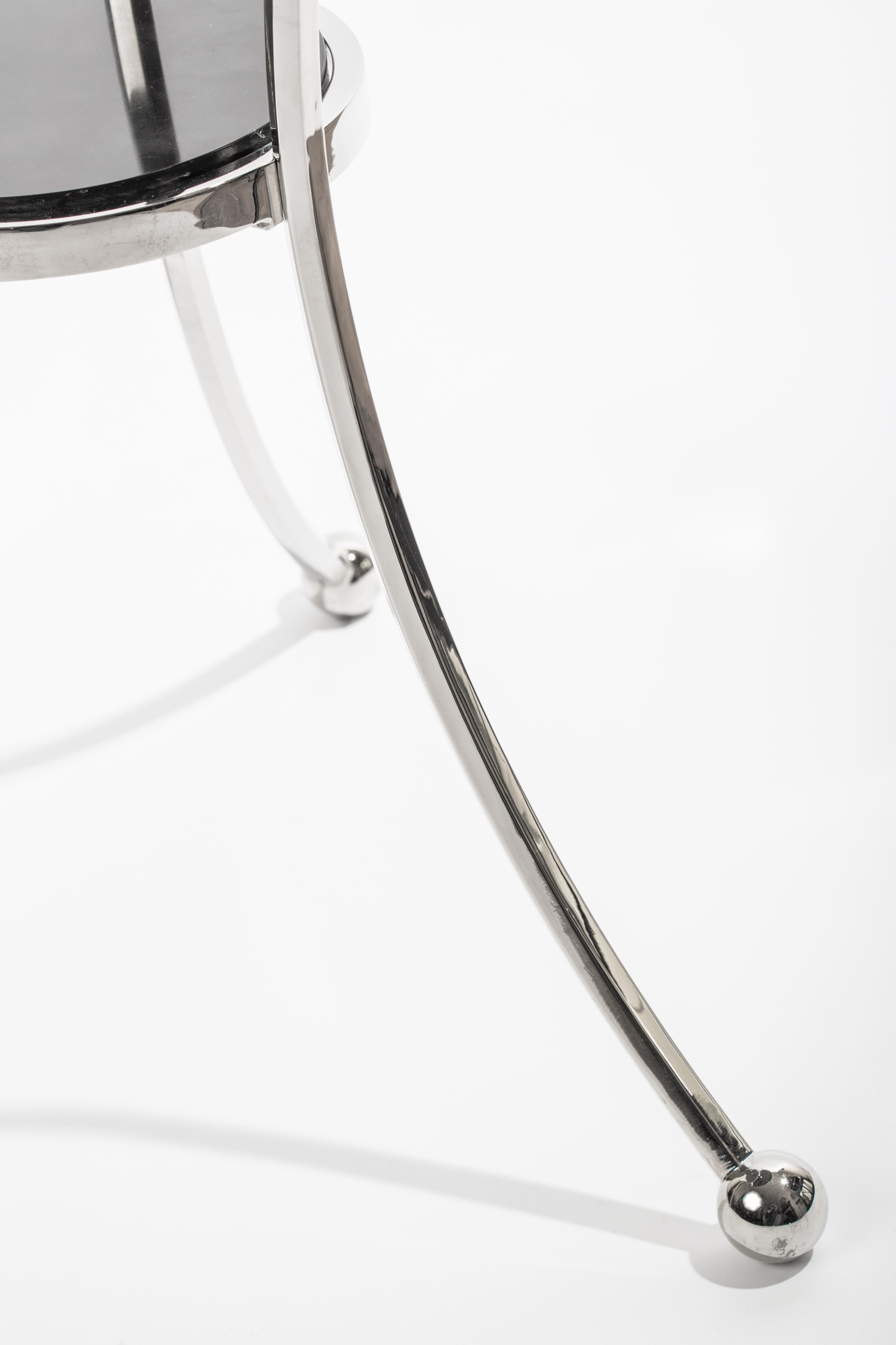 Table d'appoint en bronze coulé à la main en nickel poli avec verre noir Excellent état - En vente à London, GB