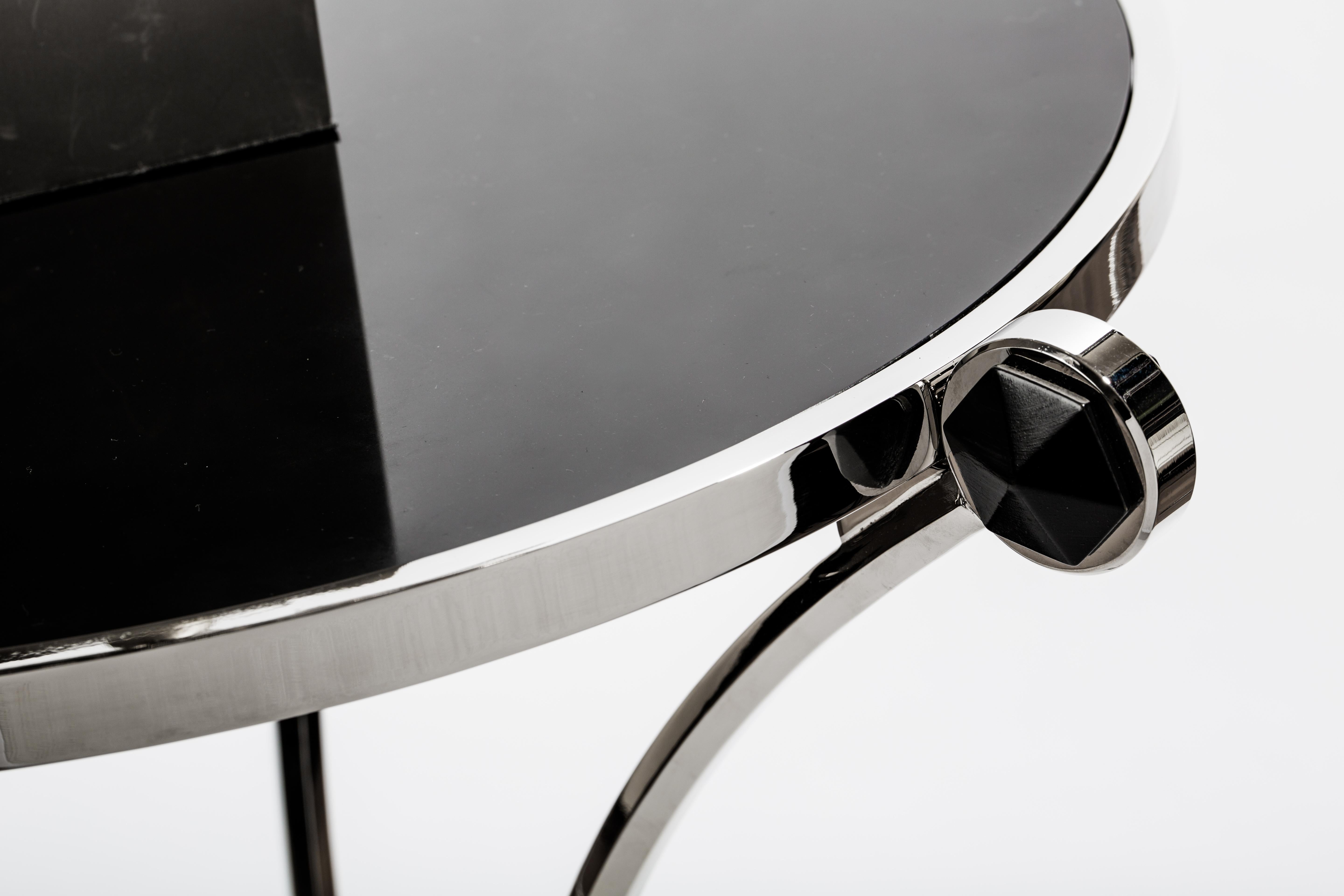 XXIe siècle et contemporain Table d'appoint en bronze coulé à la main en nickel poli avec verre noir en vente
