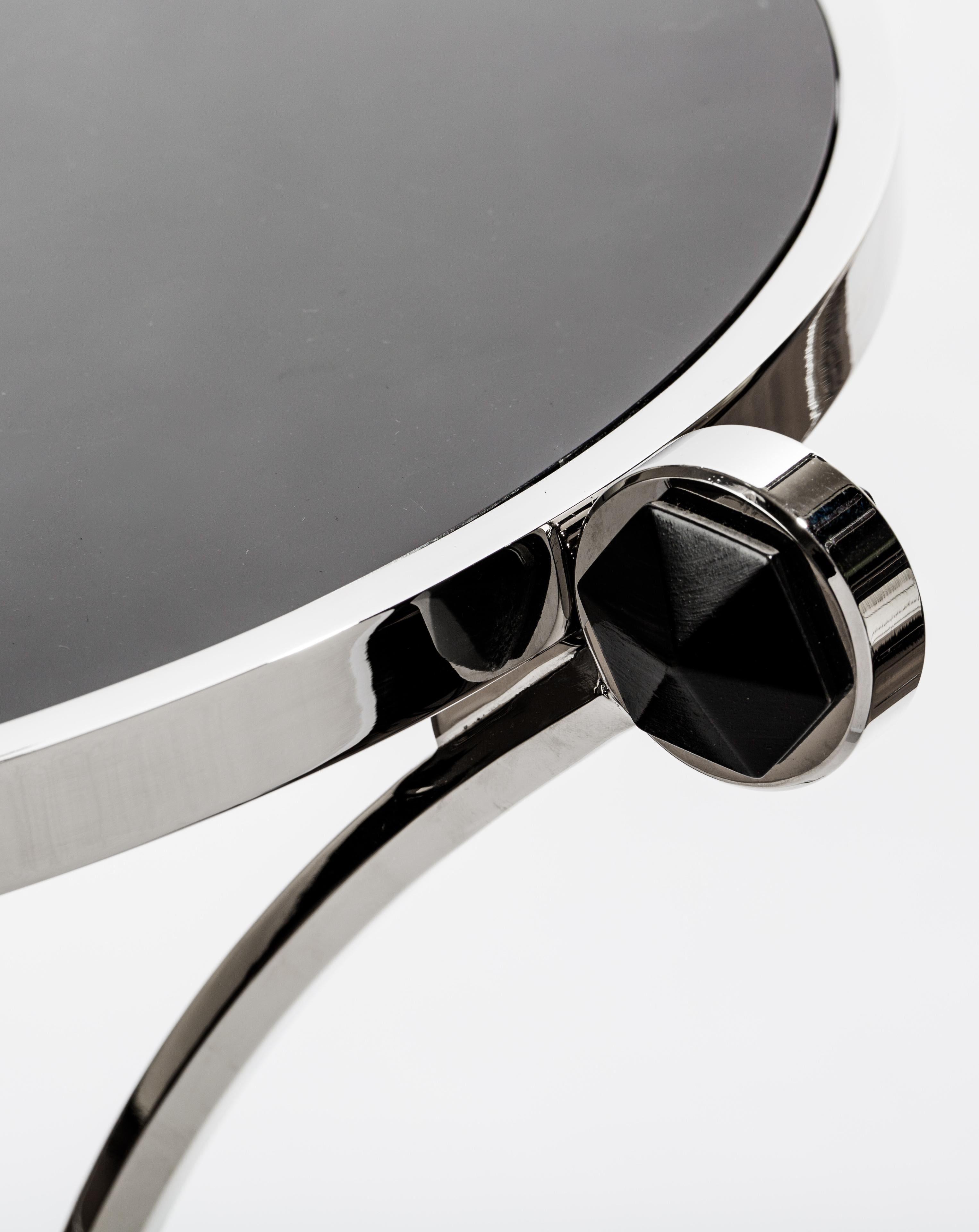 Table d'appoint en bronze coulé à la main en nickel poli avec verre noir en vente 1