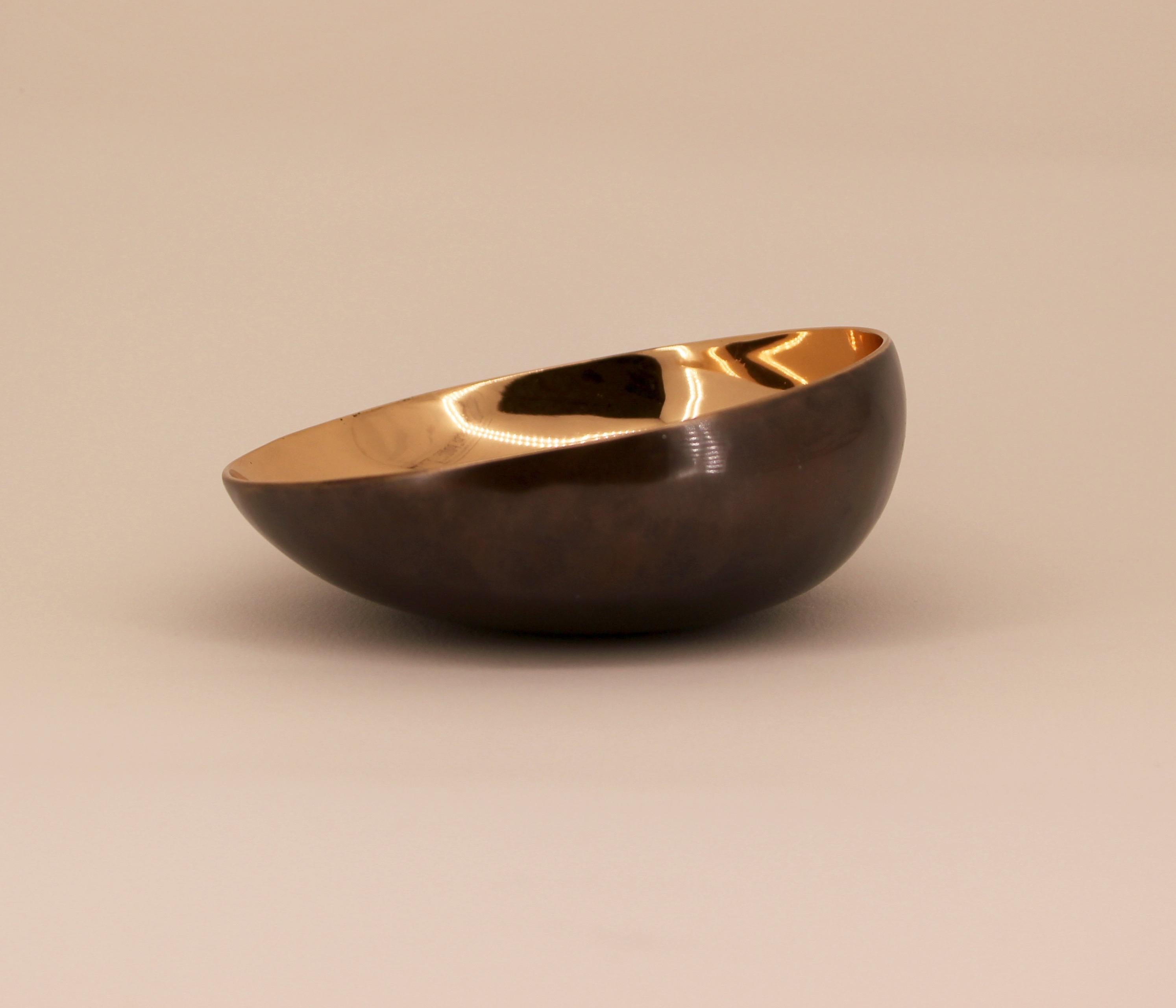 Handmade Cast Bronze with Dark Patina Decorative Indian Bowl, Vide-Poche In New Condition For Sale In London, GB