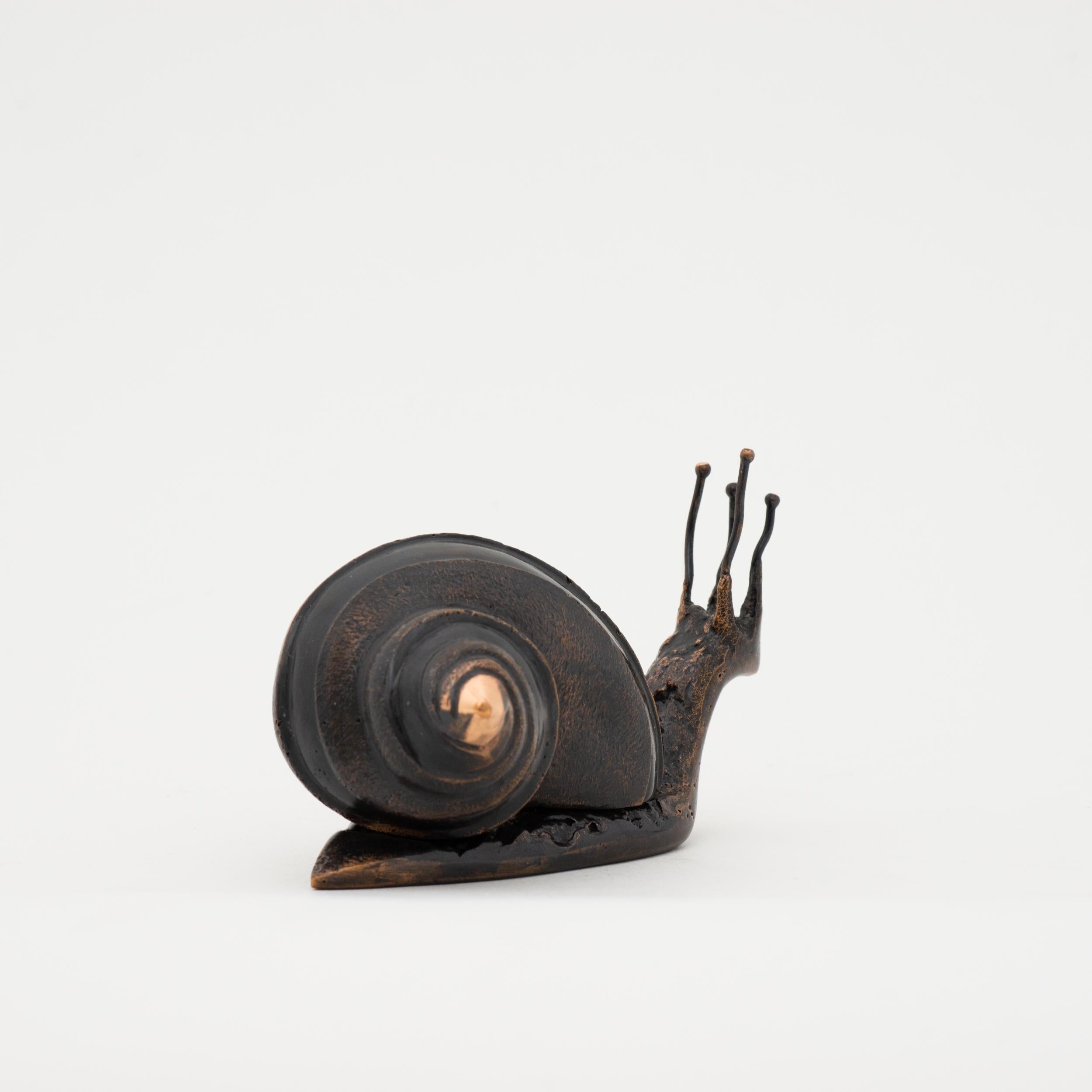 Each of these exquisite solid bronze snails is handmade individually with incredible detail. Cast using very traditional techniques, the noble material is aged unveiling a beautiful patina and finished with highlights.

Slight variations in the