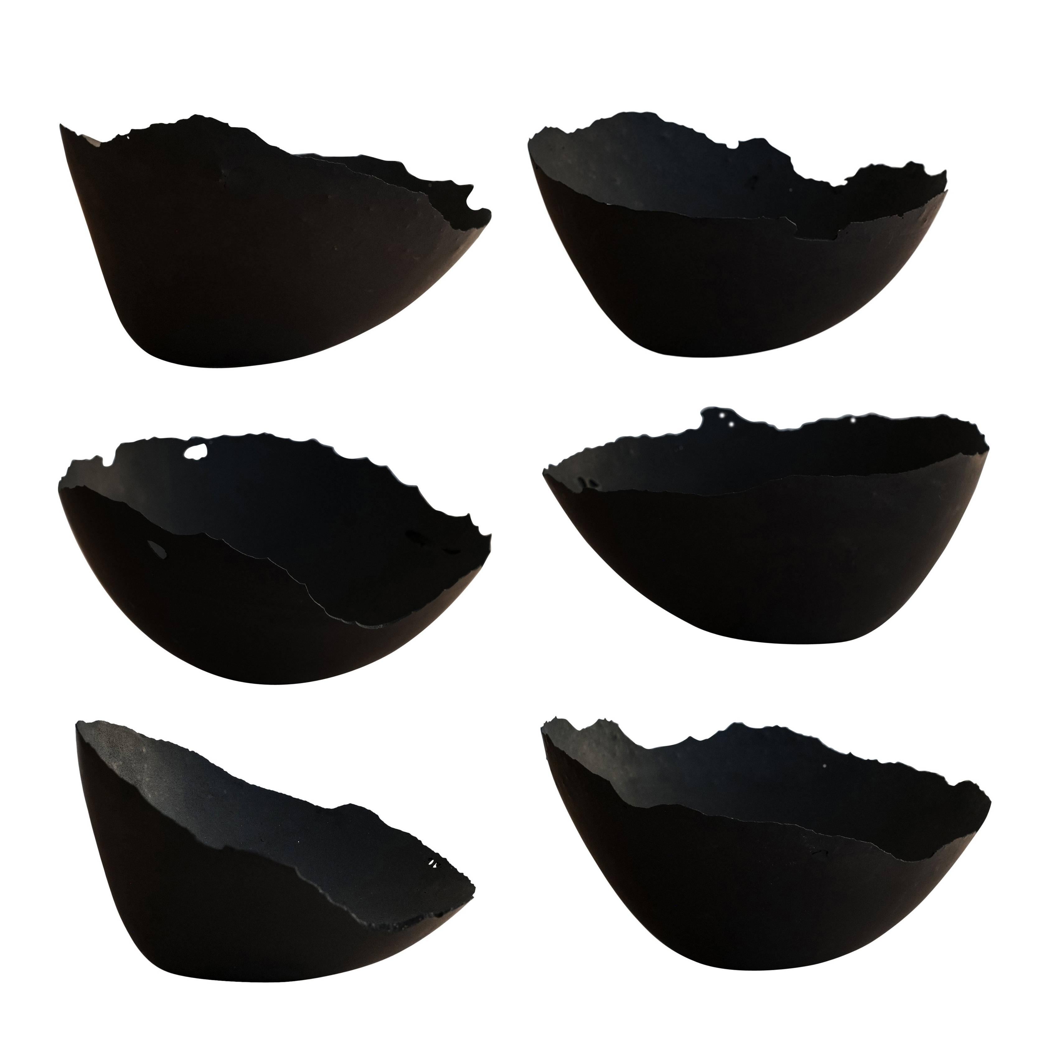 Cuenco de hormigón fundido hecho a mano en negro por UMÉ Studio, set de seis en venta