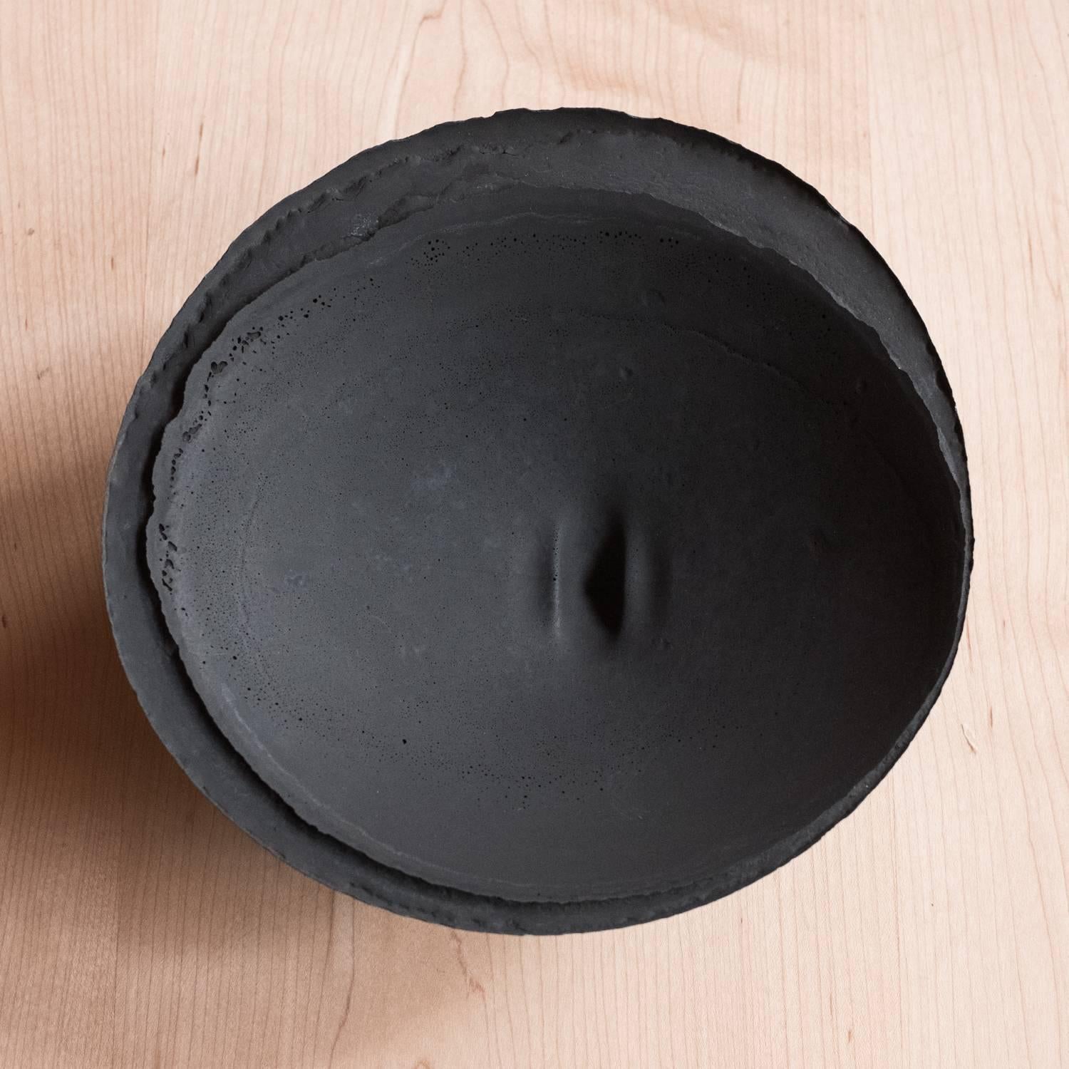 Una collezione di 236 ciotole uniche, la serie Concrete di UMÉ Studio A esprime la tensione tra il cemento pesante e il suo bordo delicato generato dalla colata a mano. Sebbene si pensi che il calcestruzzo debba essere forte e duraturo, in realtà è