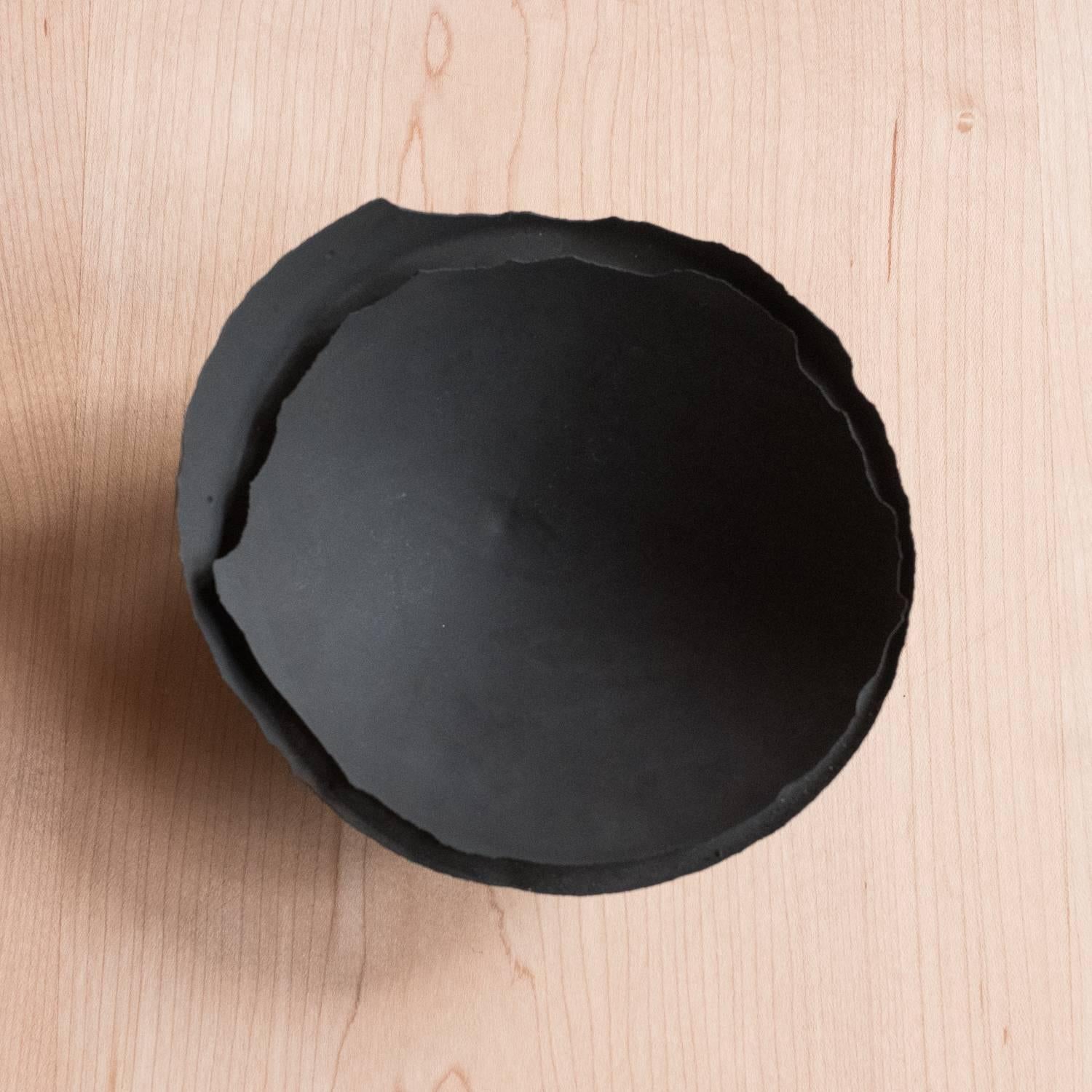 Bol en béton moulé noir fait à la main par UMÉ Studio Neuf - En vente à Oakland, CA