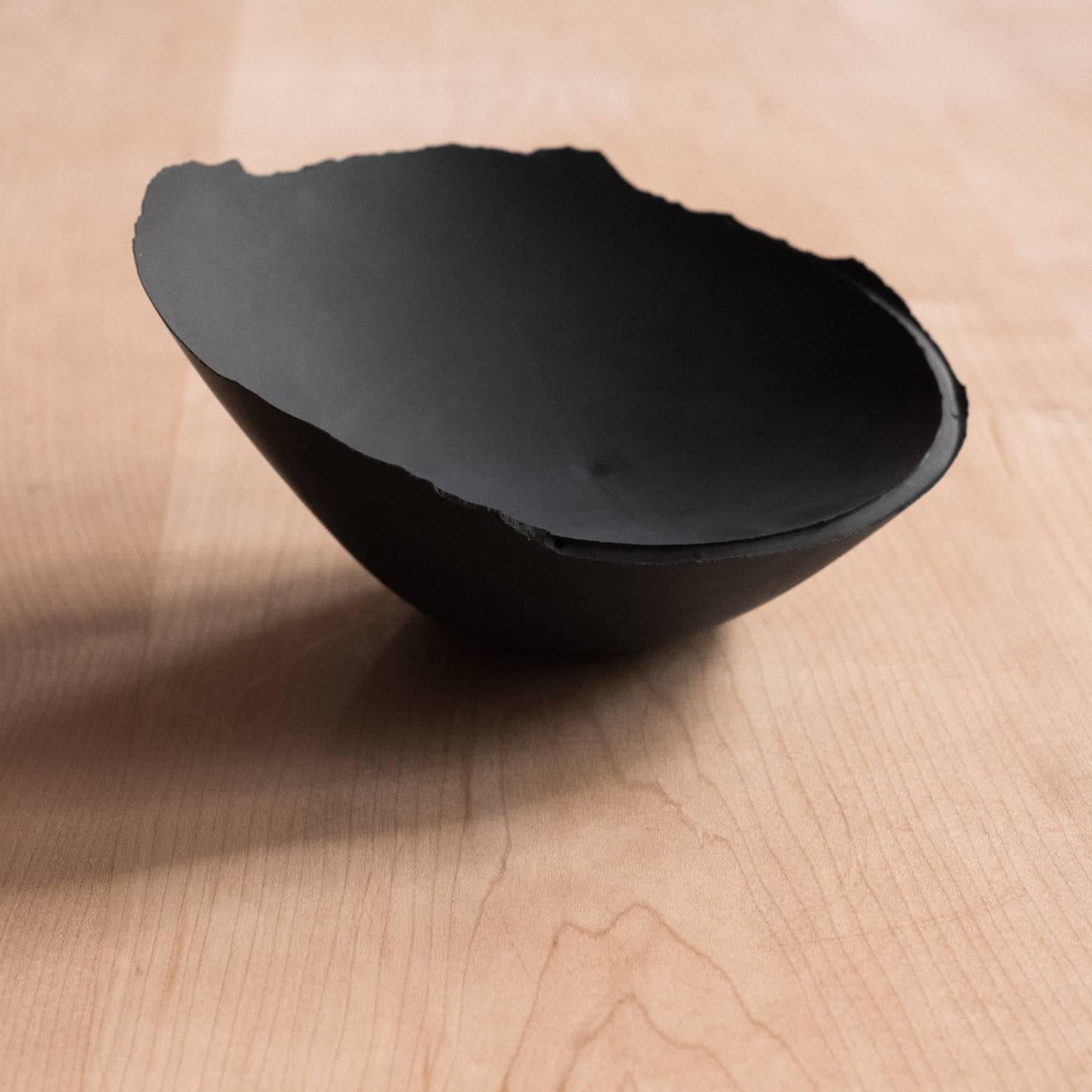 Cuenco de hormigón fundido hecho a mano en negro por UMÉ Studio en Nuevo estado para la venta en Oakland, CA