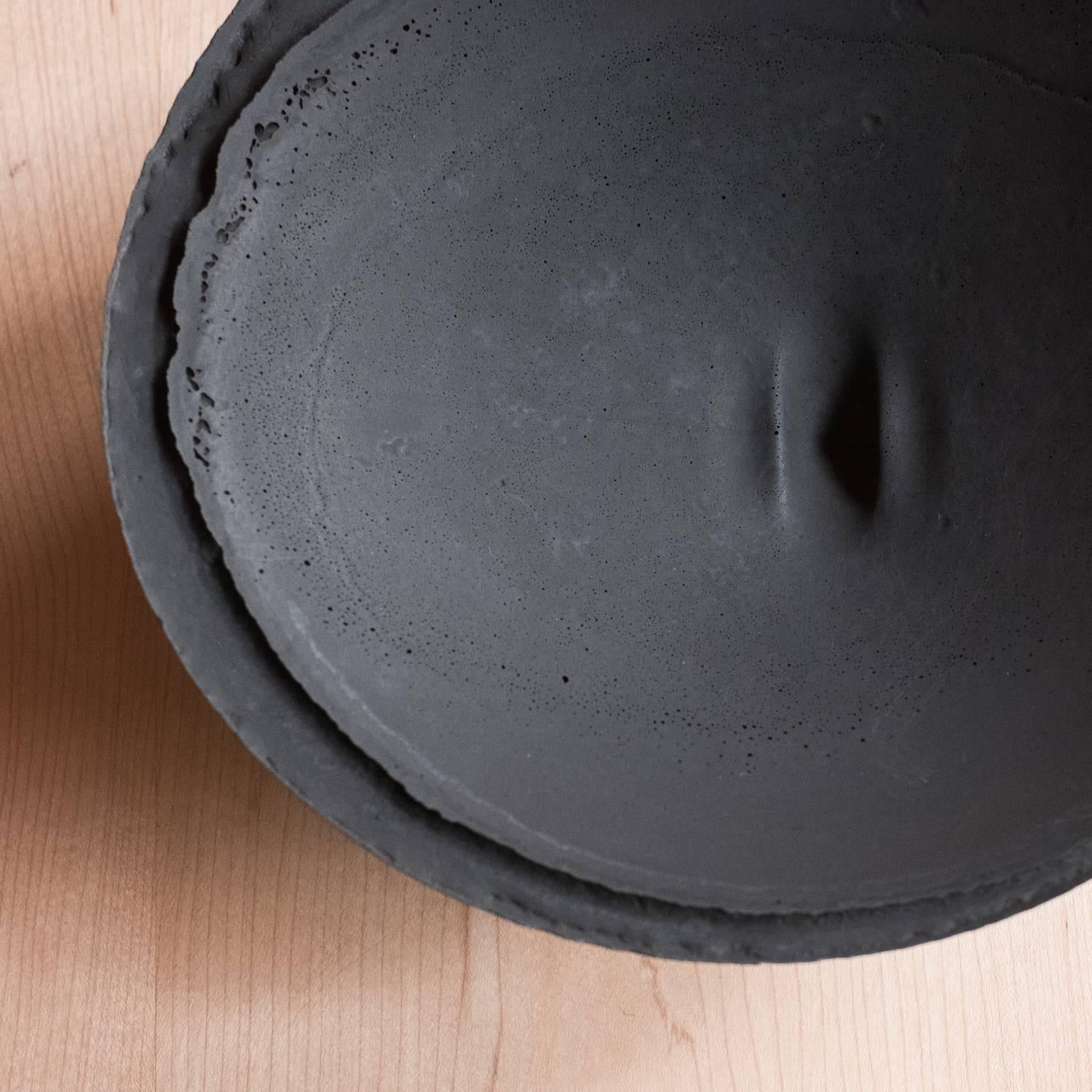Béton Bol en béton moulé noir fait à la main par UMÉ Studio en vente
