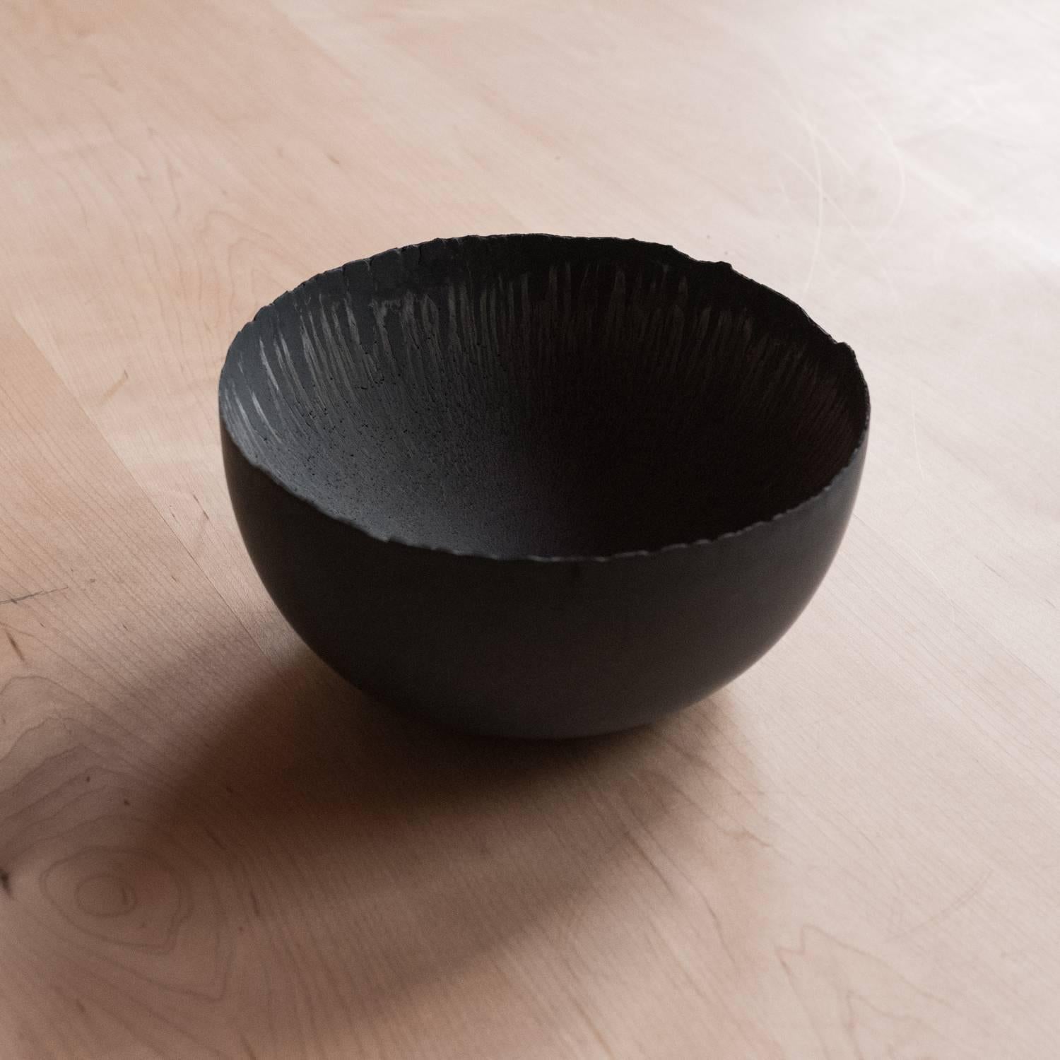 Cuenco de hormigón fundido hecho a mano en negro por UMÉ Studio, set de seis en venta 5