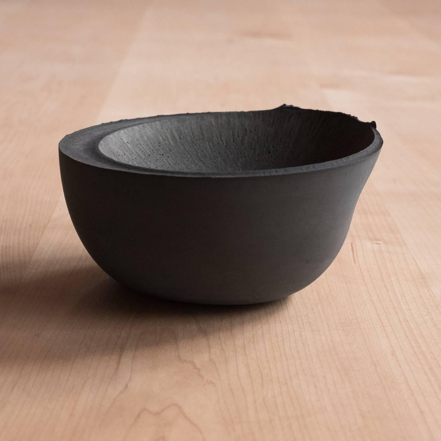 Cuenco de hormigón fundido hecho a mano en negro por UMÉ Studio, set de seis en venta 9