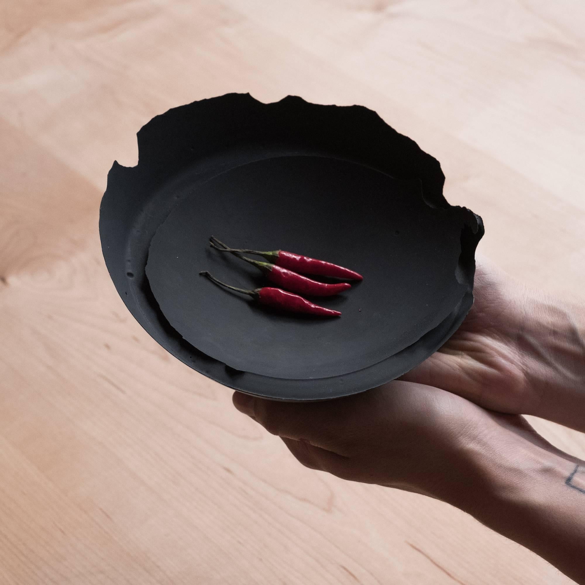 Moulage Bol en béton moulé fait à la main en noir par UMÉ Studio, ensemble de six en vente