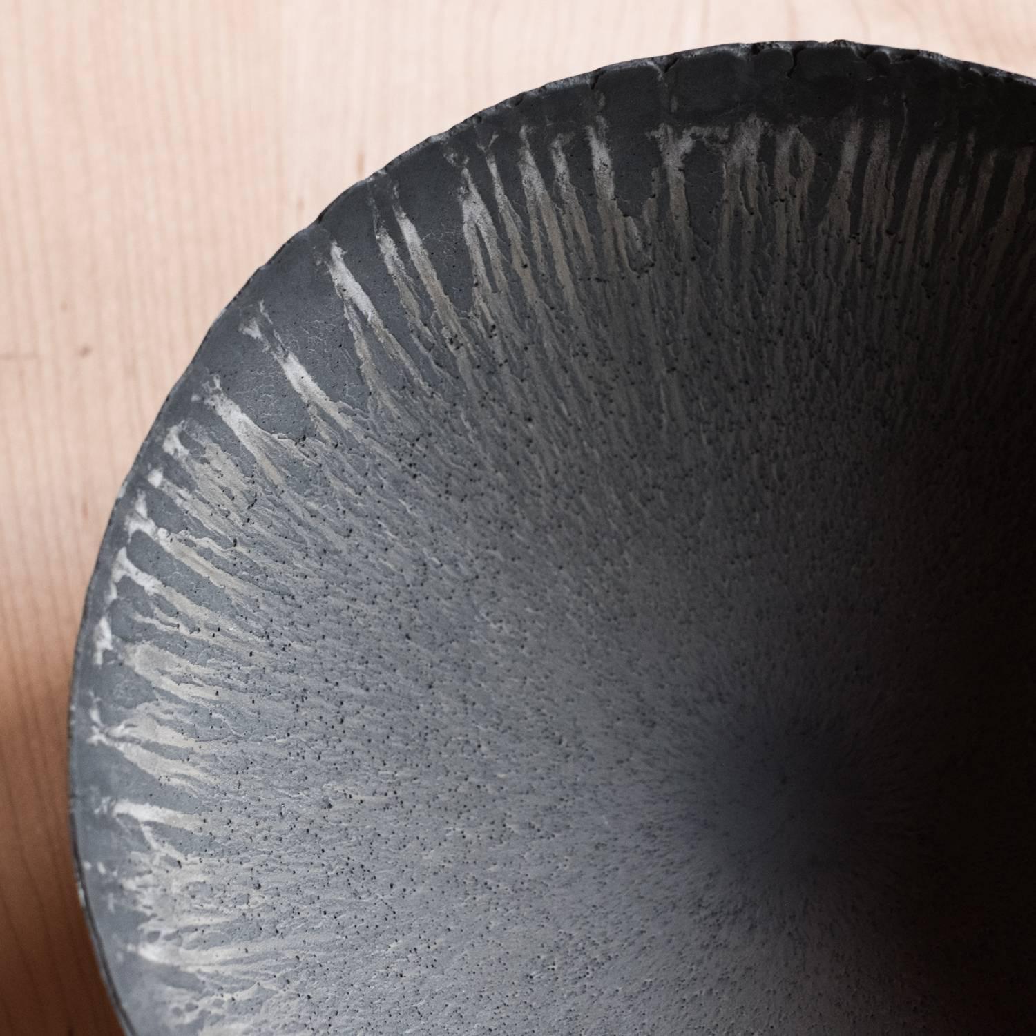 Bol en béton moulé noir fait à la main par UMÉ Studio, ensemble de trois pièces en vente 6