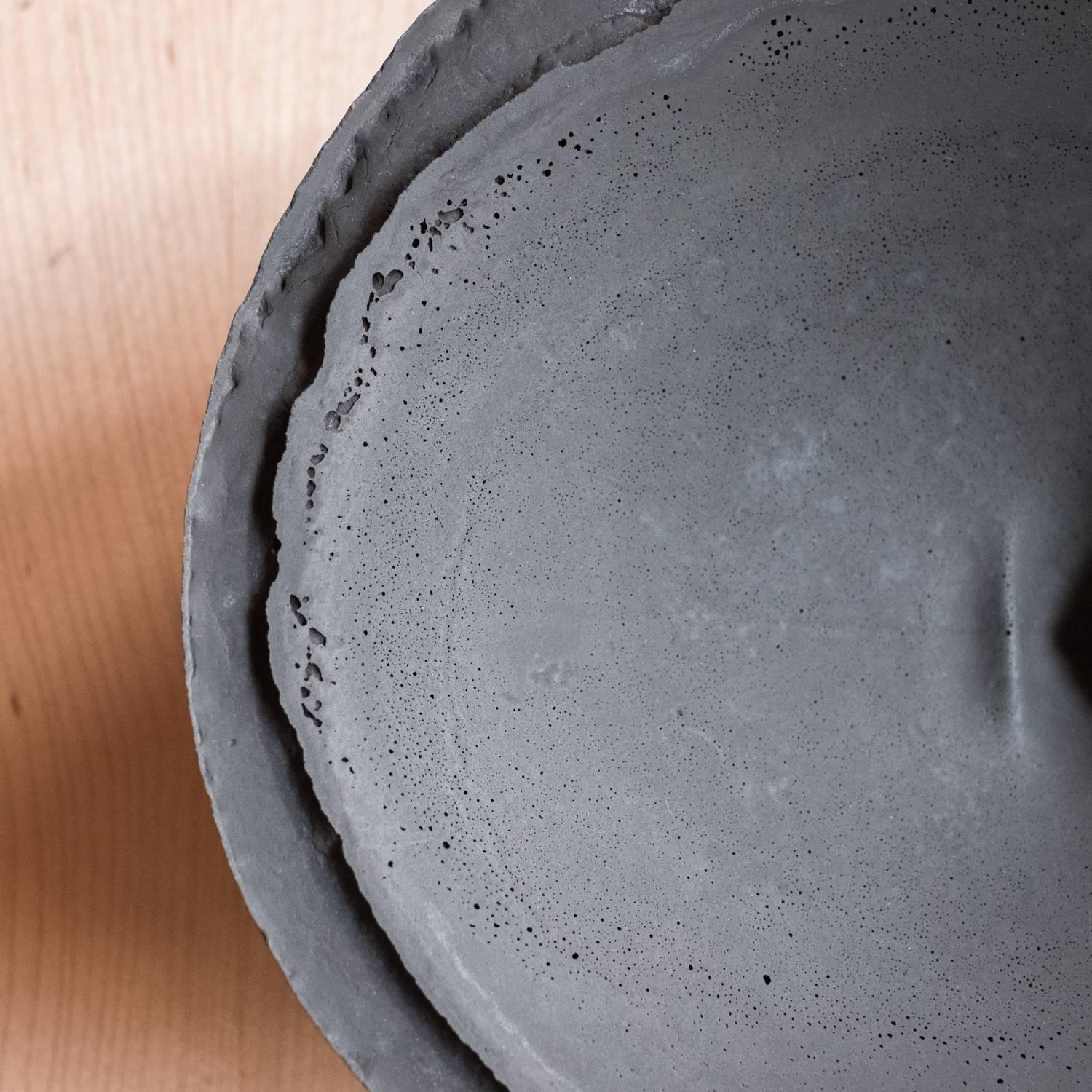 Béton Bol en béton moulé noir fait à la main par UMÉ Studio, ensemble de trois pièces en vente