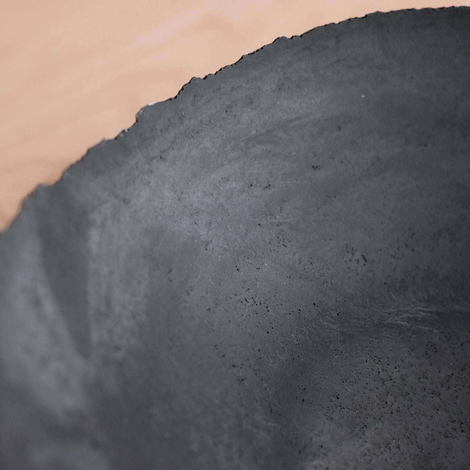 Moulage Bol en béton moulé fait à la main au fusain noir par UMÉ Studio en vente
