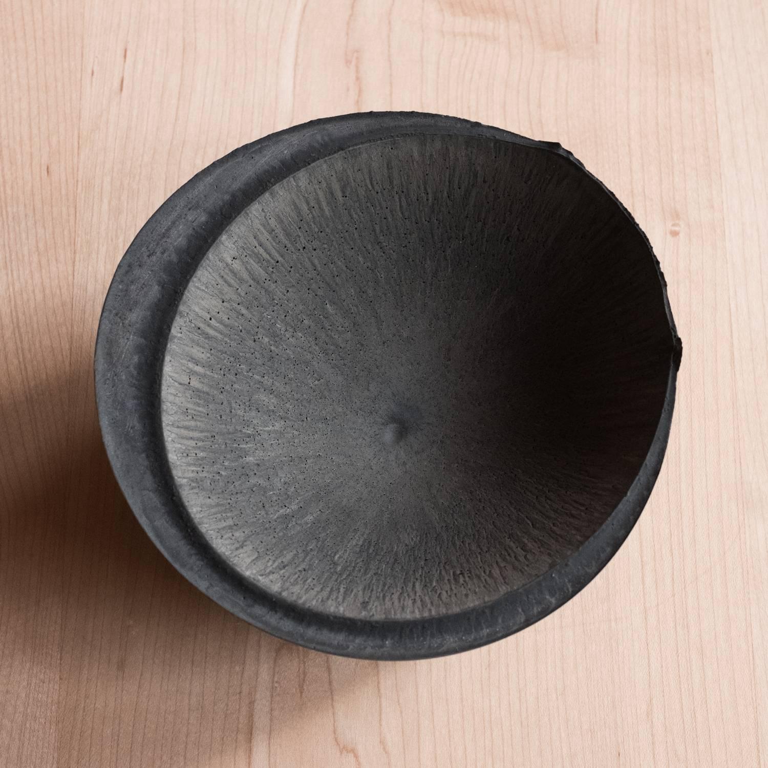 Handgefertigte Schale aus Gussbeton in schwarzer Holzkohle von UMÉ Studio im Angebot 1