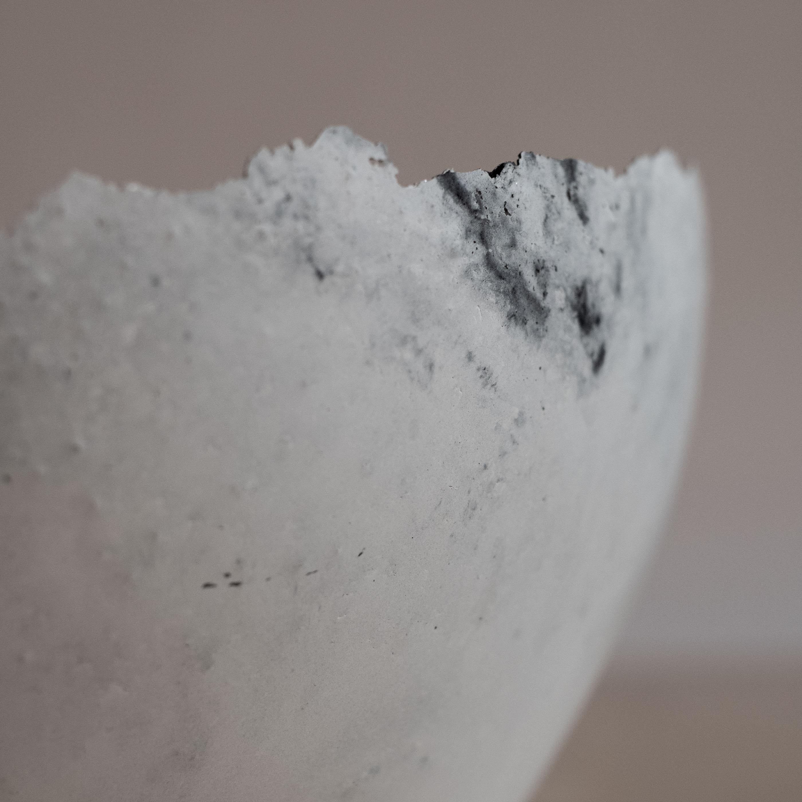 Bol gris en béton moulé à la main par UME Studio en vente 3