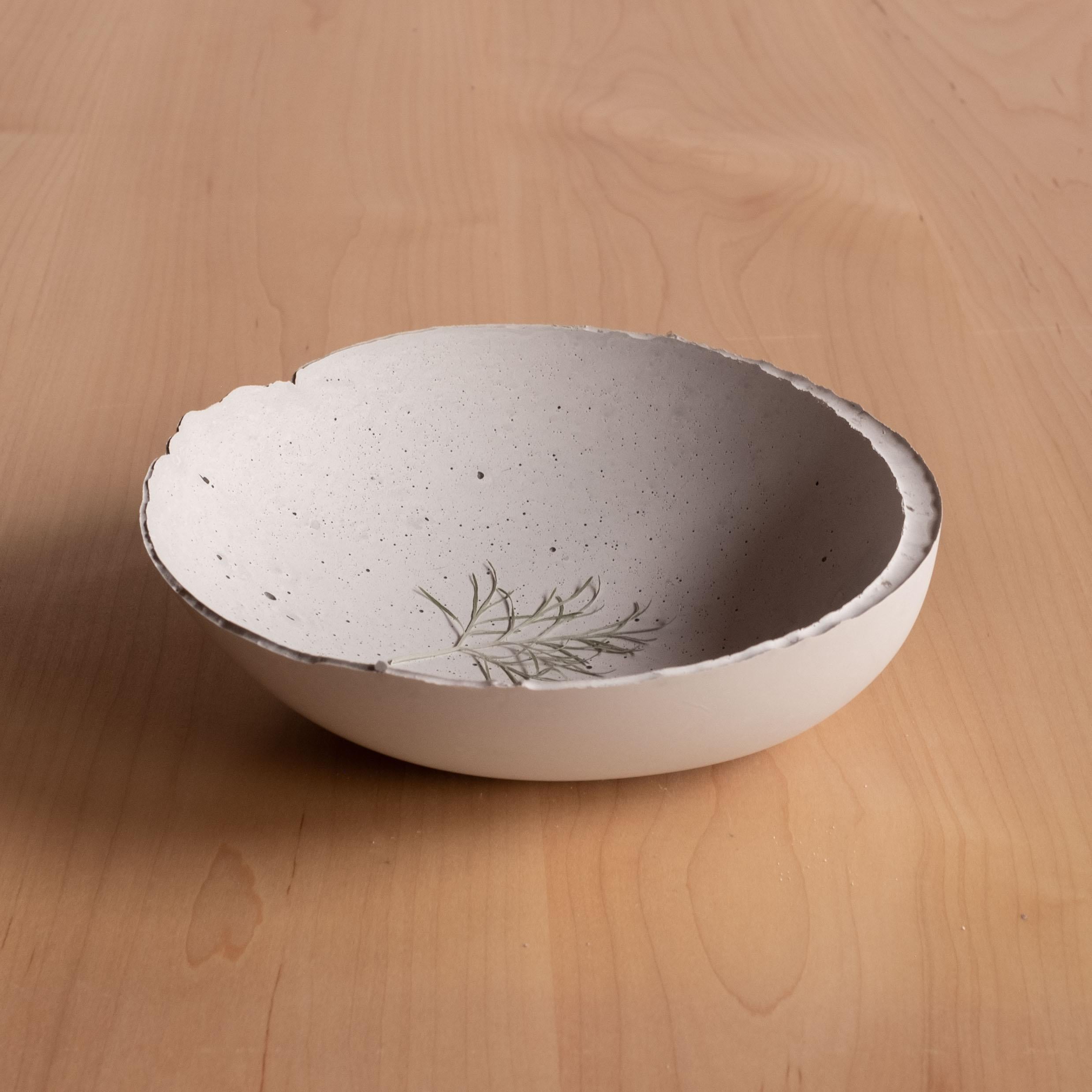 Bol gris en béton moulé à la main par UME Studio en vente 4