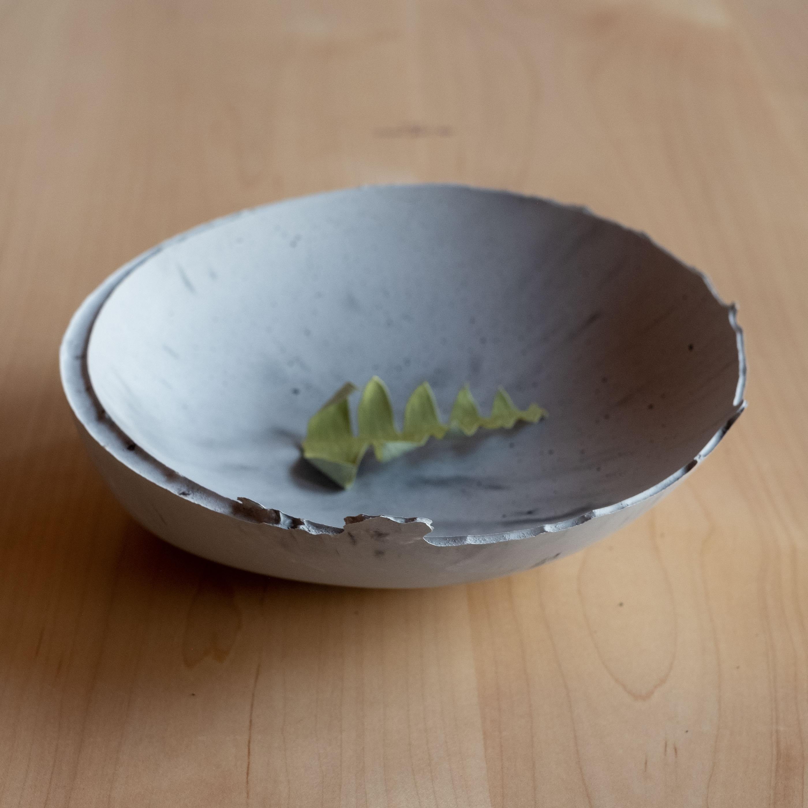 Bol gris en béton moulé à la main par UME Studio en vente 4
