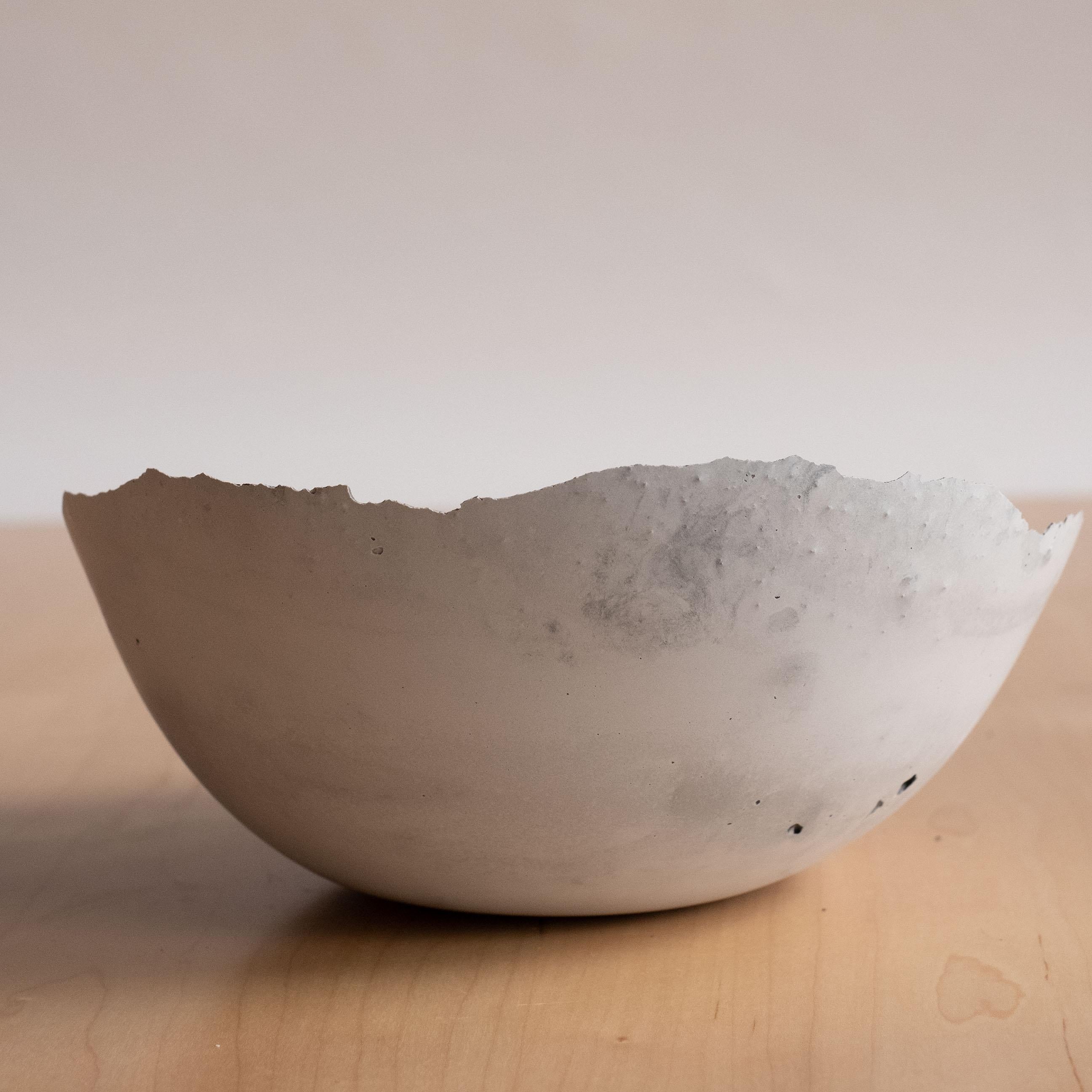 Handmade Cast Concrete Bowl in Grey by UME Studio in vendita 4