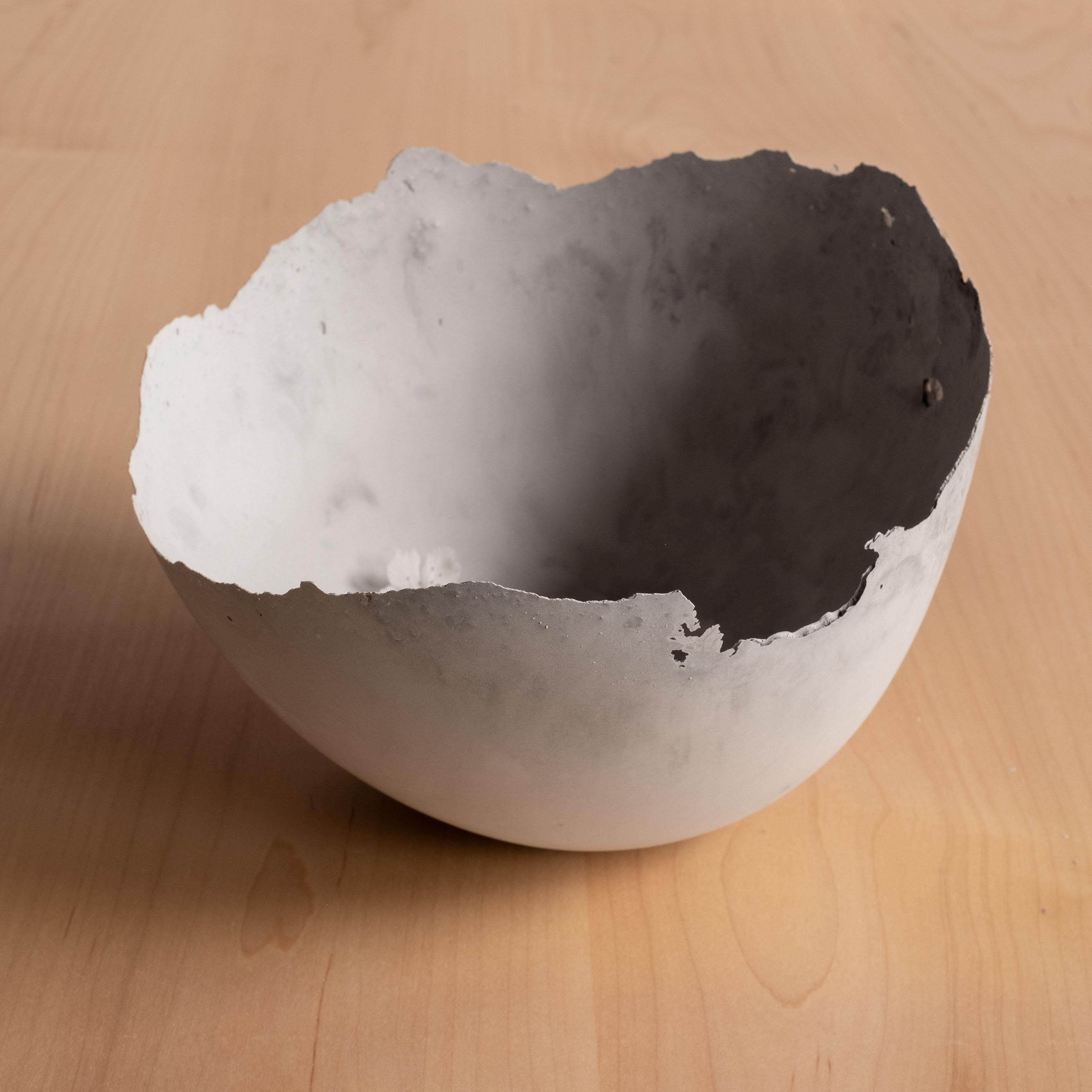 Bol gris en béton moulé à la main par UME Studio en vente 9