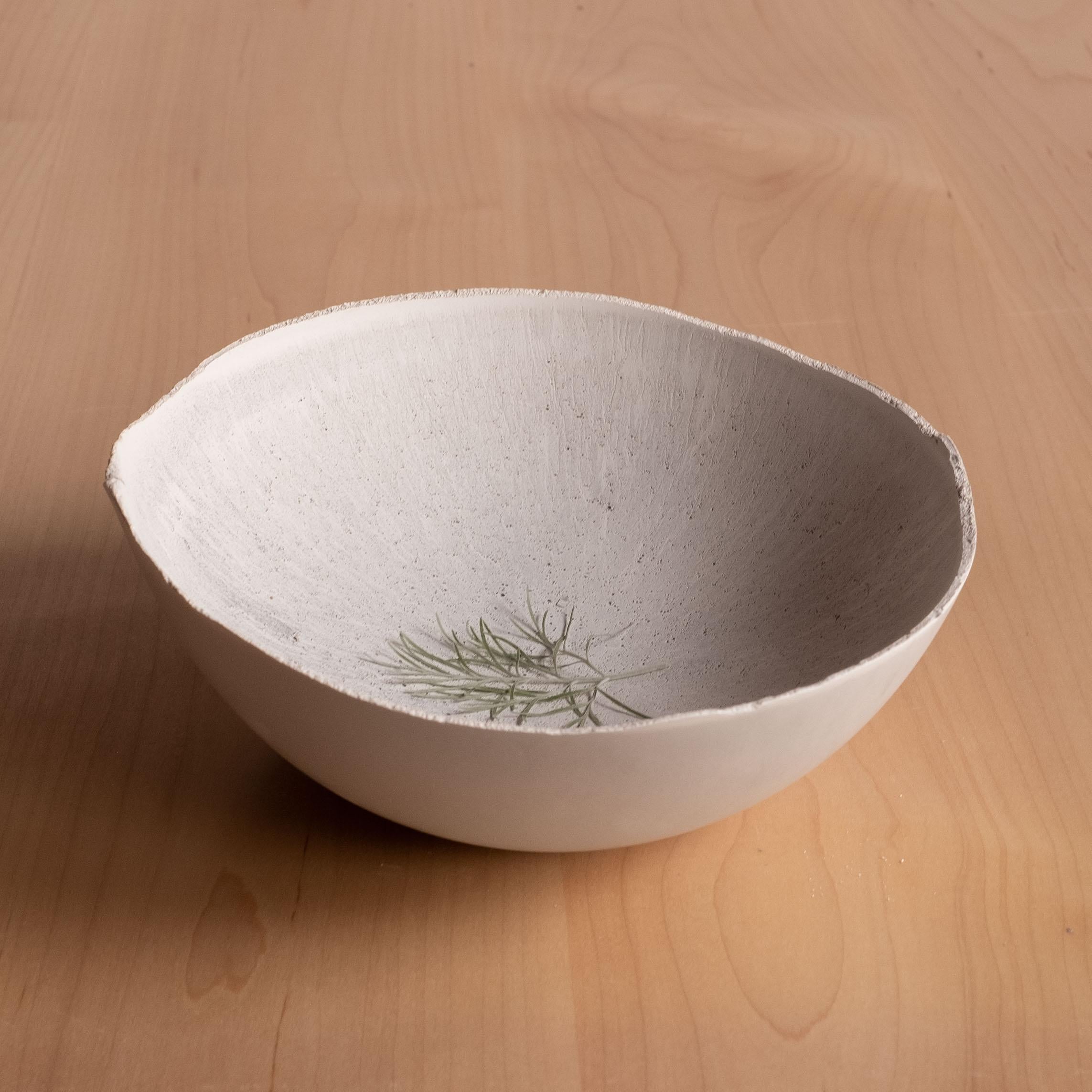 Bol gris en béton moulé à la main par UME Studio en vente 10