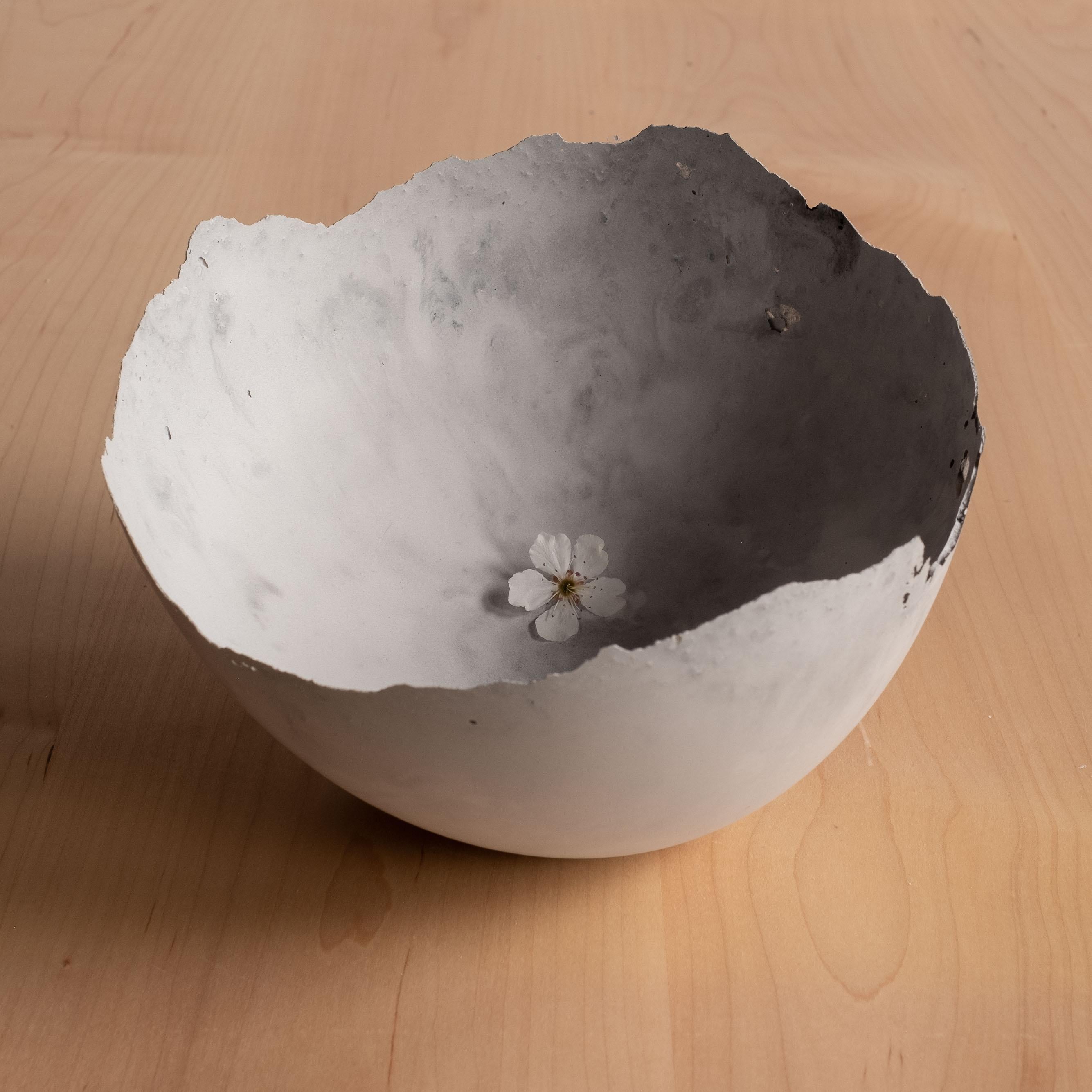 Bol gris en béton moulé à la main par UME Studio en vente 10