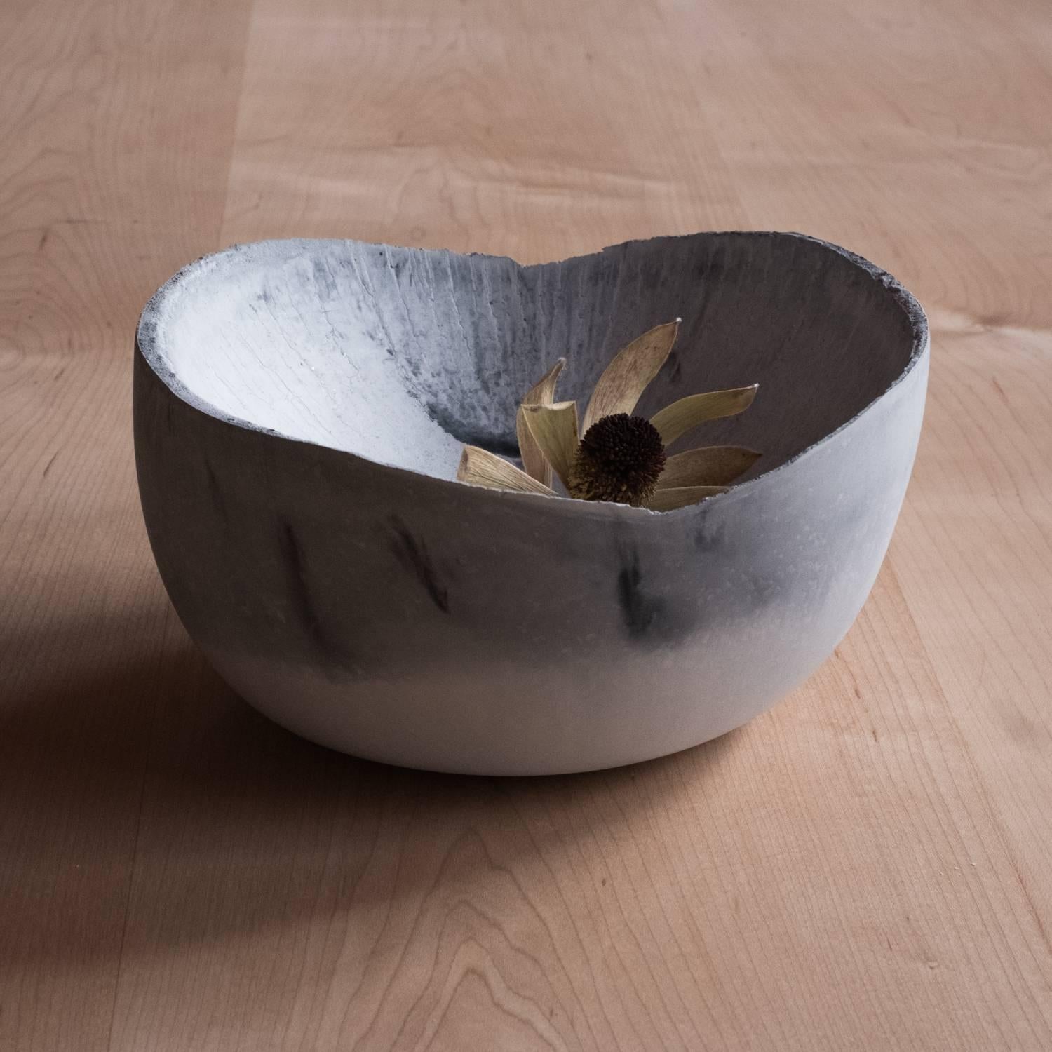 Una collezione di 236 ciotole uniche, la Serie Concrete di UMÉ Studio esprime la tensione tra il cemento pesante e il suo bordo delicato generato dalla colata a mano. Sebbene si pensi che il calcestruzzo debba essere forte e duraturo, in realtà è