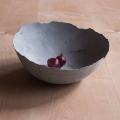 Ciotola in cemento fuso a mano in grigio di UMÉ Studio