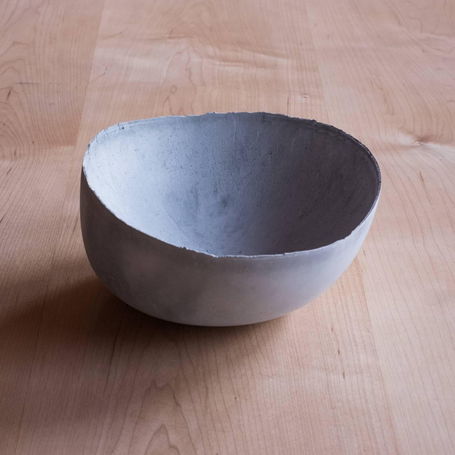 Una collezione di 236 ciotole uniche, la Serie Concrete di UMÉ Studio esprime la tensione tra il cemento pesante e il suo bordo delicato generato dalla colata a mano. Sebbene si pensi che il calcestruzzo debba essere forte e duraturo, in realtà è