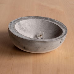 Cuenco de hormigón gris hecho a mano por UMÉ Studio